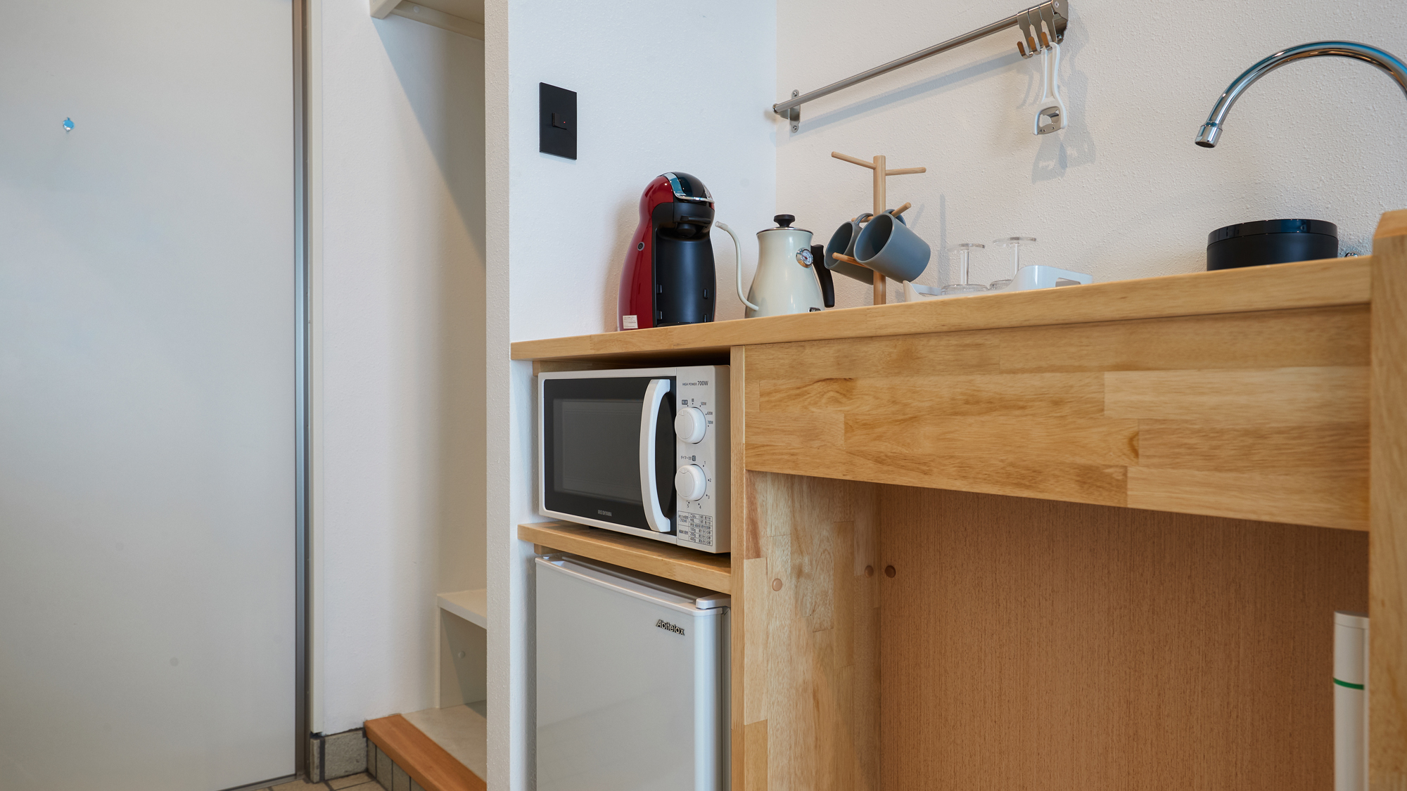 【全室】電子レンジ・冷蔵庫・ミニキッチン完備。長期滞在でも安心の充実した設備です。