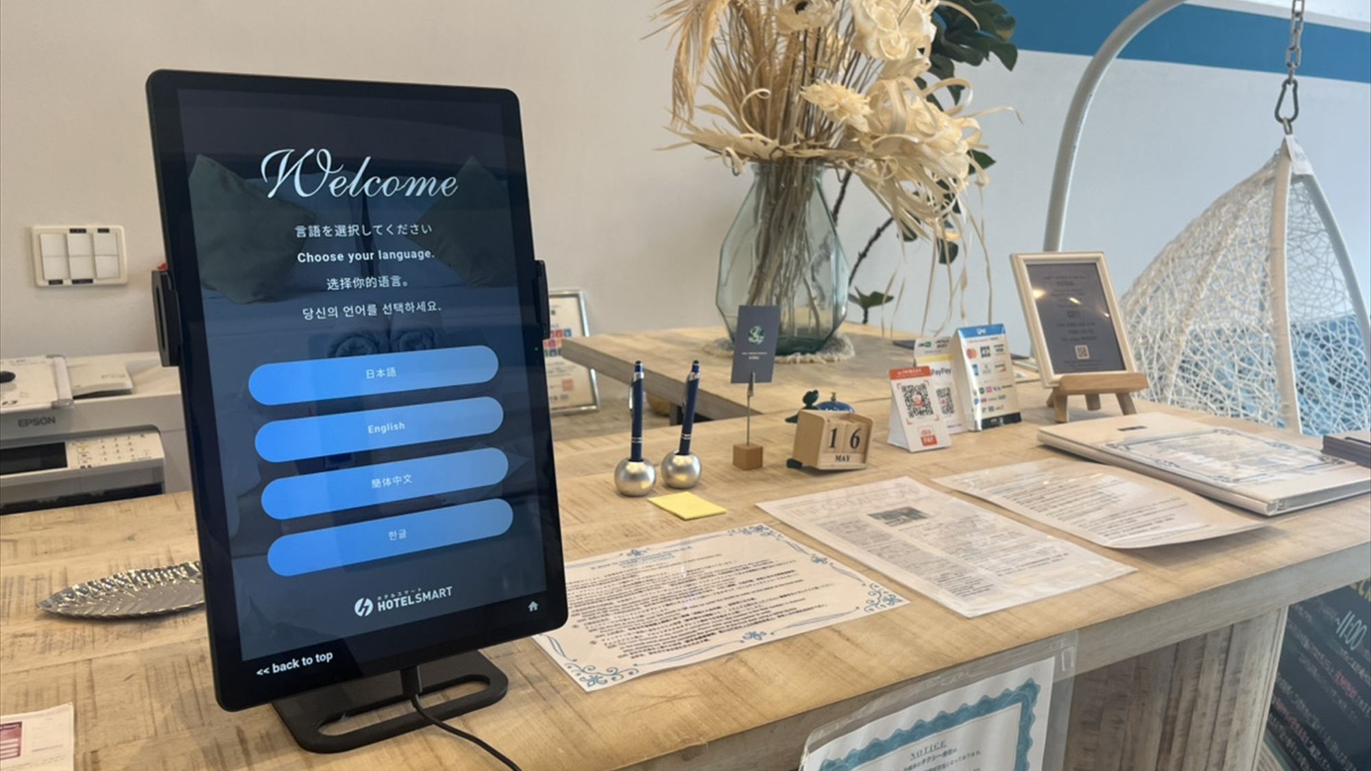 【ロビー】多言語対応のチェックインタブレット。スムーズな手続きでスマートな旅の始まりを。