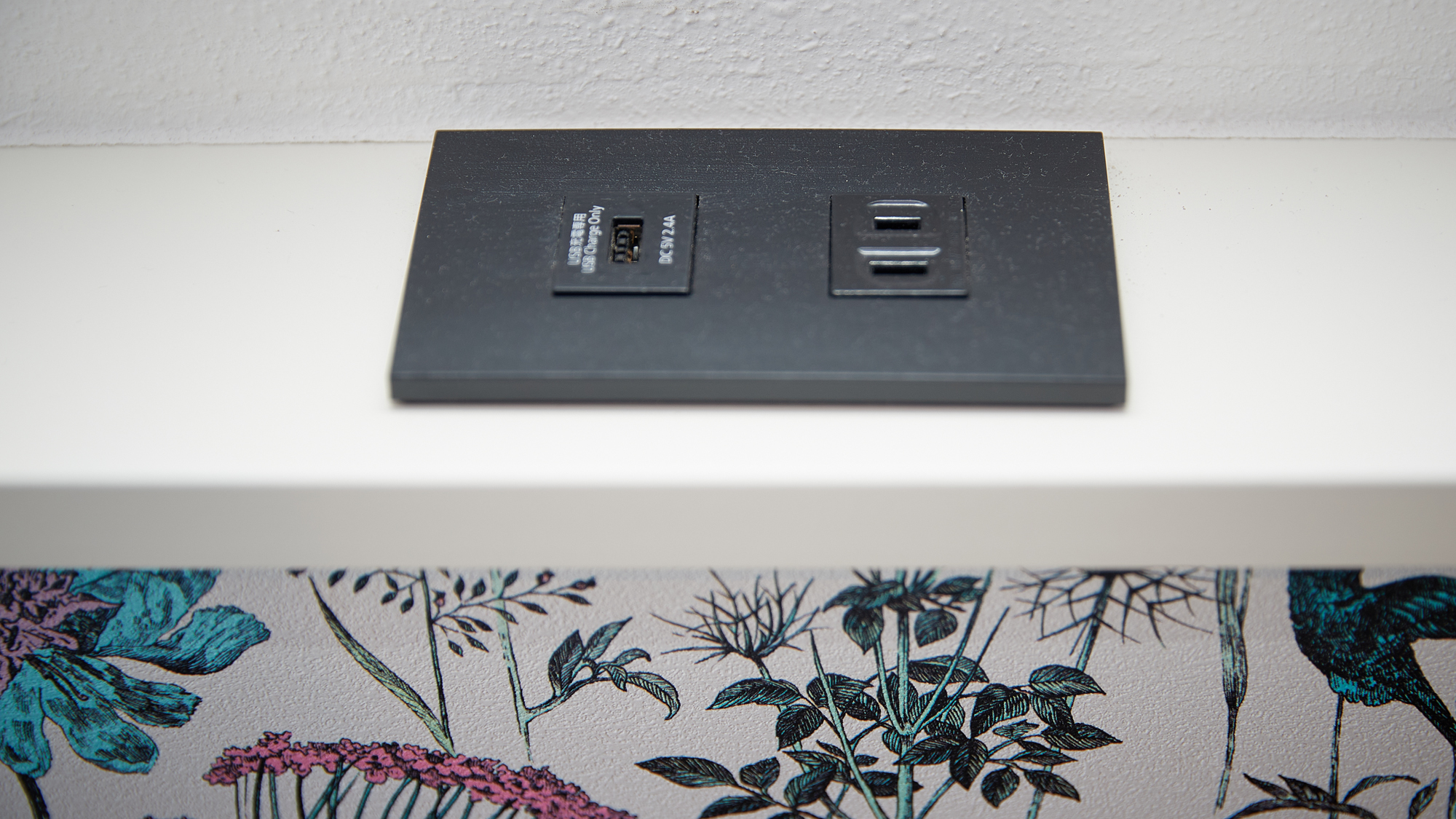 【全室】お部屋のどこにいても便利。客室内のコンセント設備が充実しています。