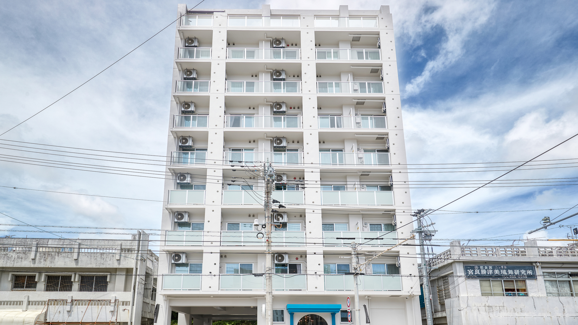 【外観】清潔感あふれる外観。お客様を心からお迎えするホテルです。