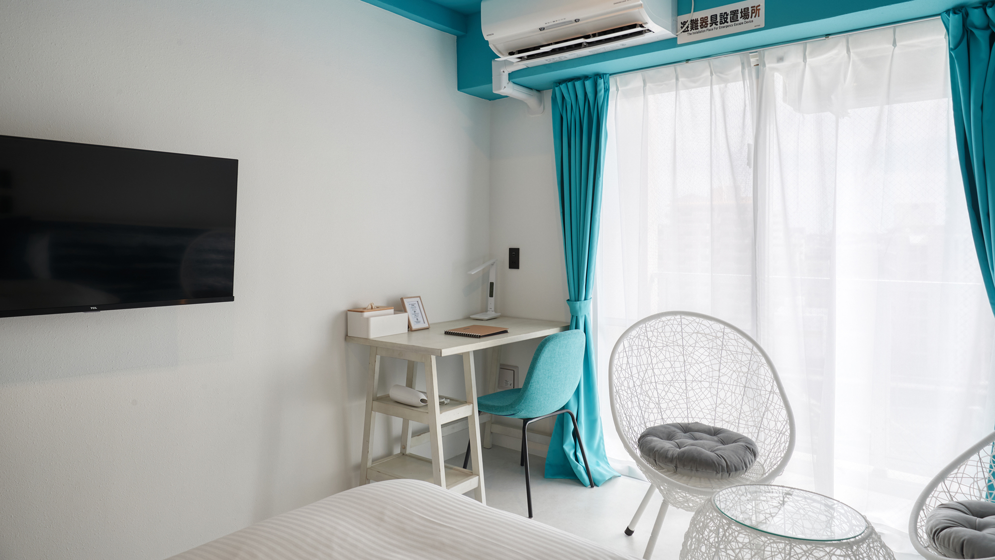 シンプルながらも機能的な室内。開放的な窓から光が差し込む、居心地の良いお部屋。