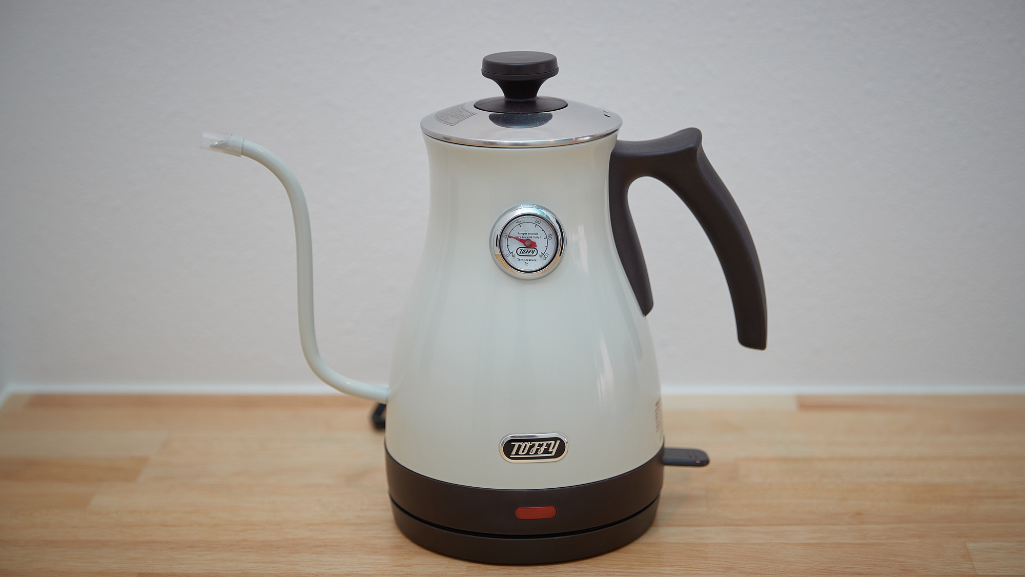 【全室】手軽にお湯を沸かせる電気ケトル。温かい飲み物で一息ついていただけます。