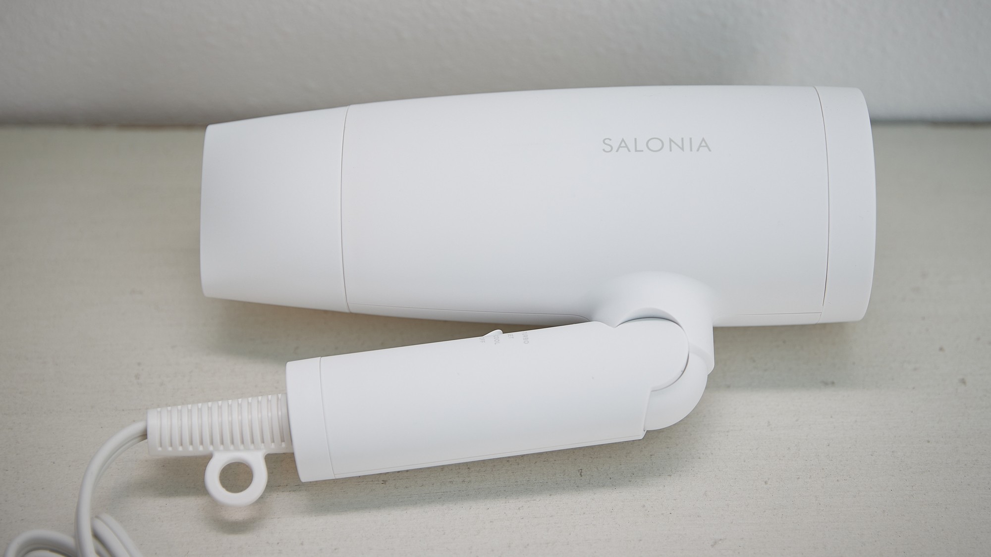 【全室】SALONIAのドライヤーをご用意。旅先でも髪をいたわりながらスタイリングできます。