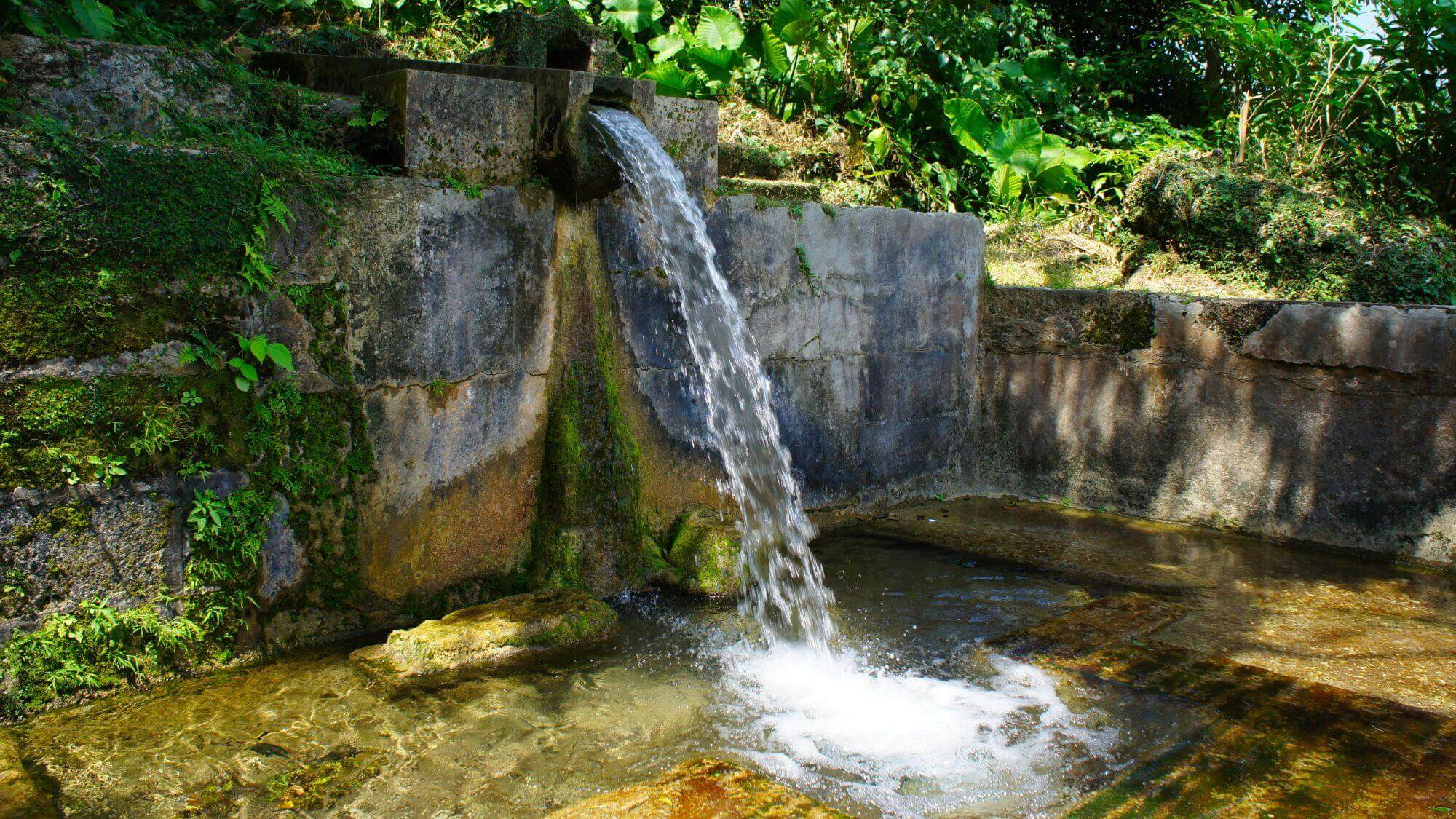 【垣花樋川】当館から車で約4分