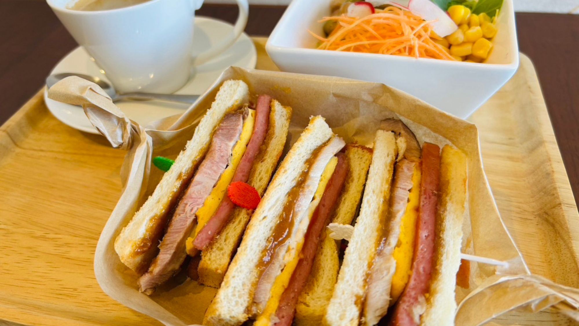 沖縄県産の食材を使用する健康的で美味しい特製モーニングプレート！