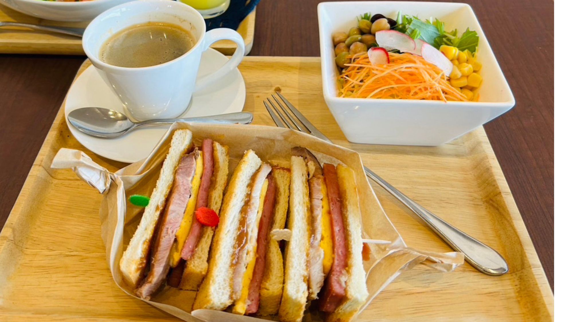 沖縄県産の食材を使用する健康的で美味しい特製モーニングプレート！