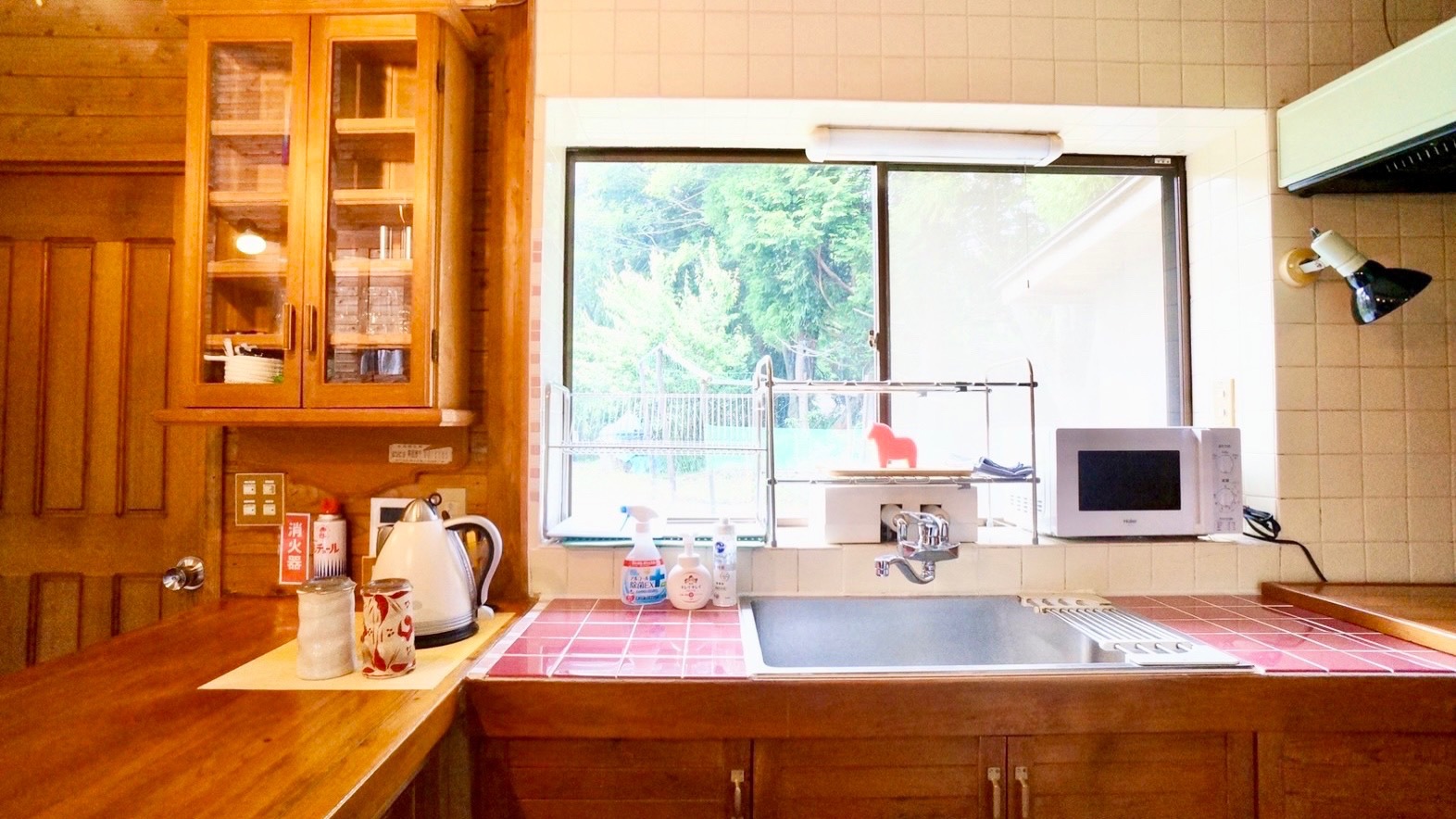 室内丨キッチンには調理器具、食器、冷凍・冷蔵庫を完備しています。