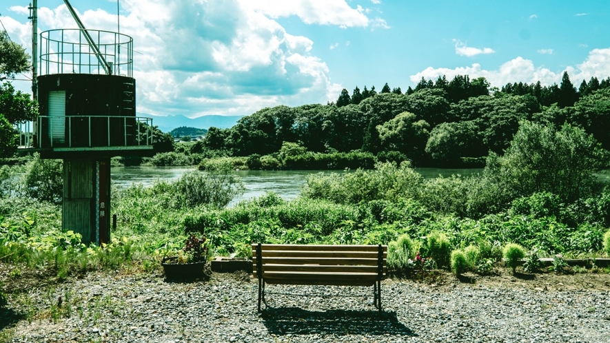 【 庭からの風景 】ベンチと北上川