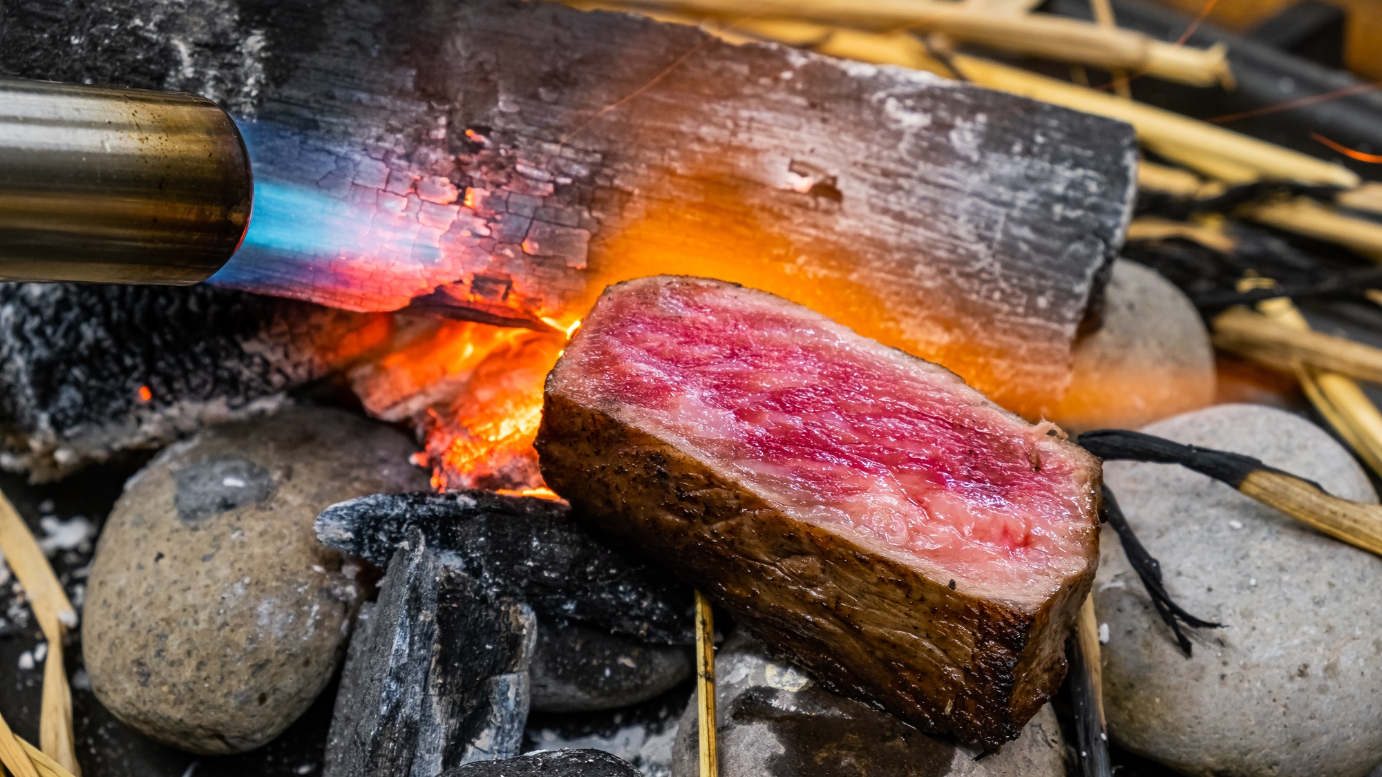 【夕食一例】足柄牛　藁燻。燻製の香りをお楽しみください