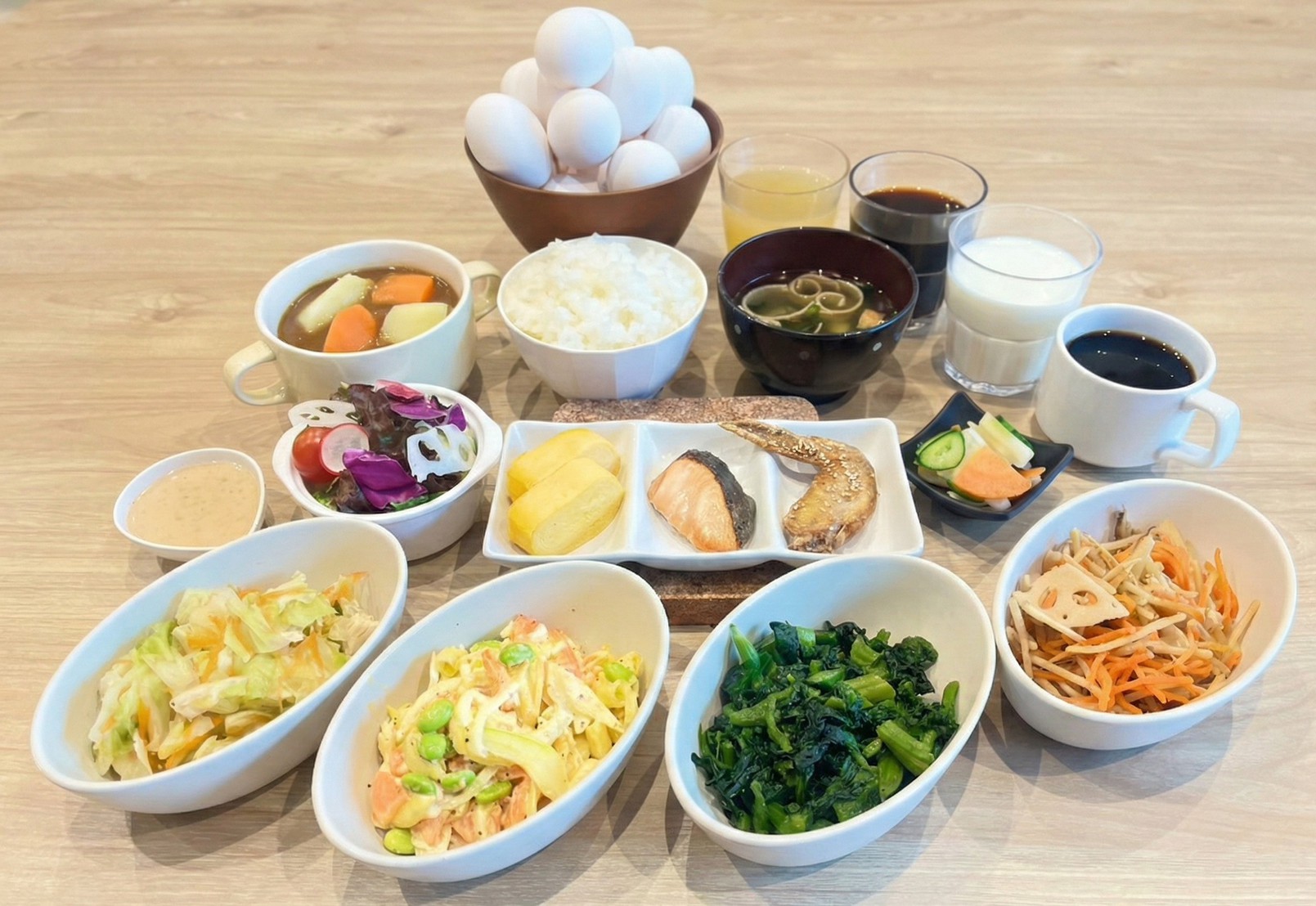 和食： 焼き魚や名古屋名物手羽先など、ご飯がすすむ王道プレート。