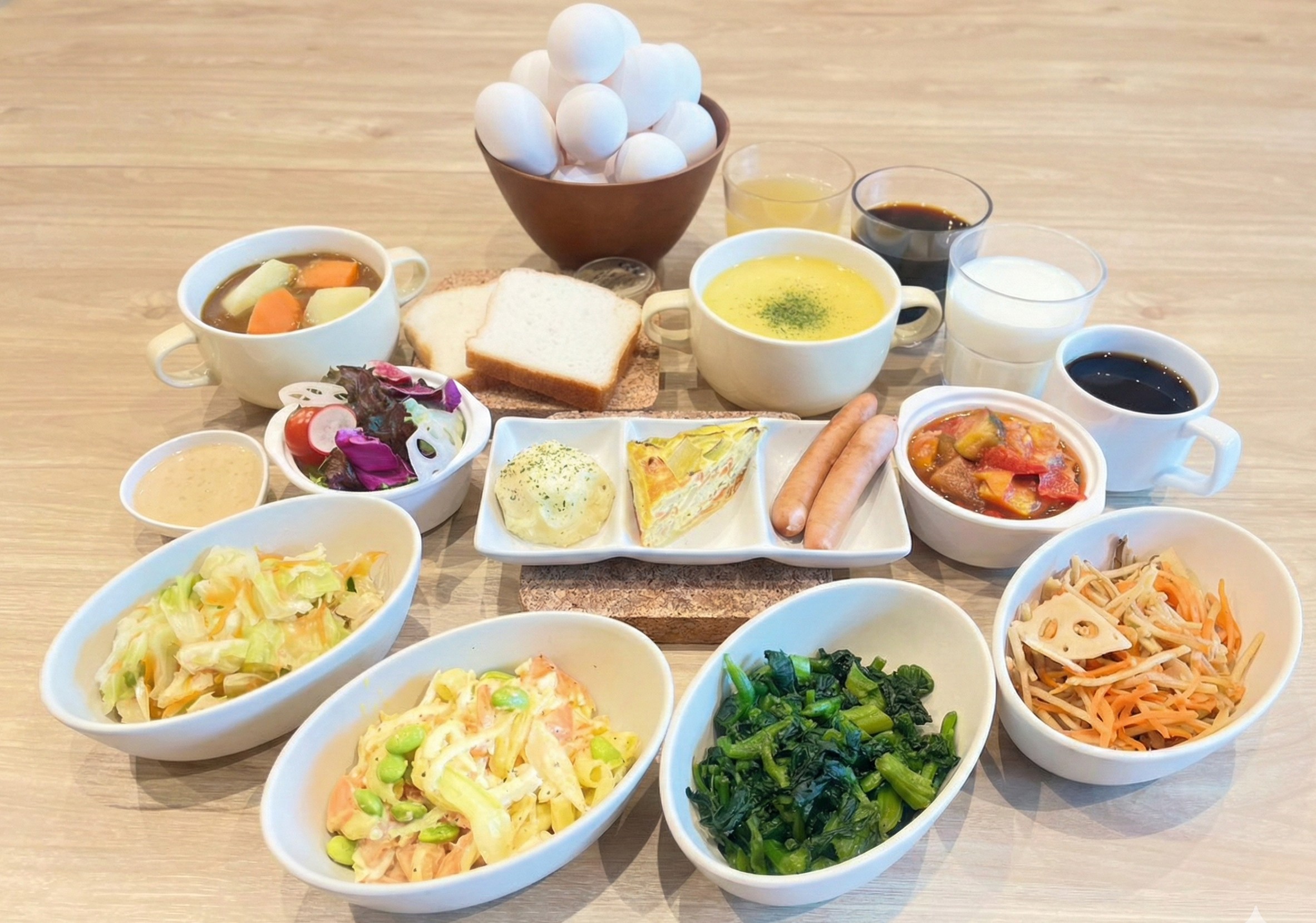 洋食： モチモチ食感がたまらない米粉食パンの洋食プレート。