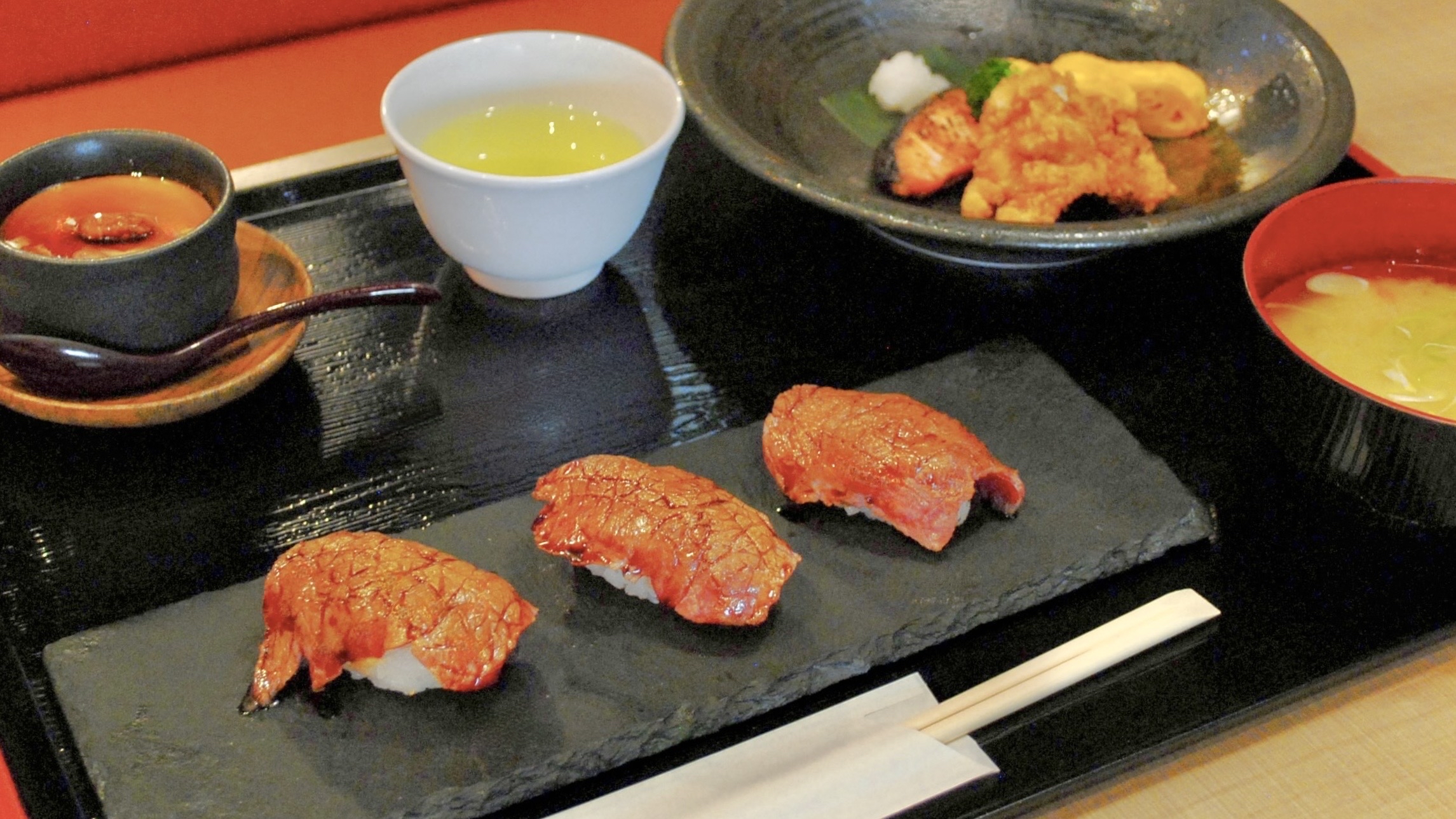 【黒毛和牛イチボ寿司御膳】