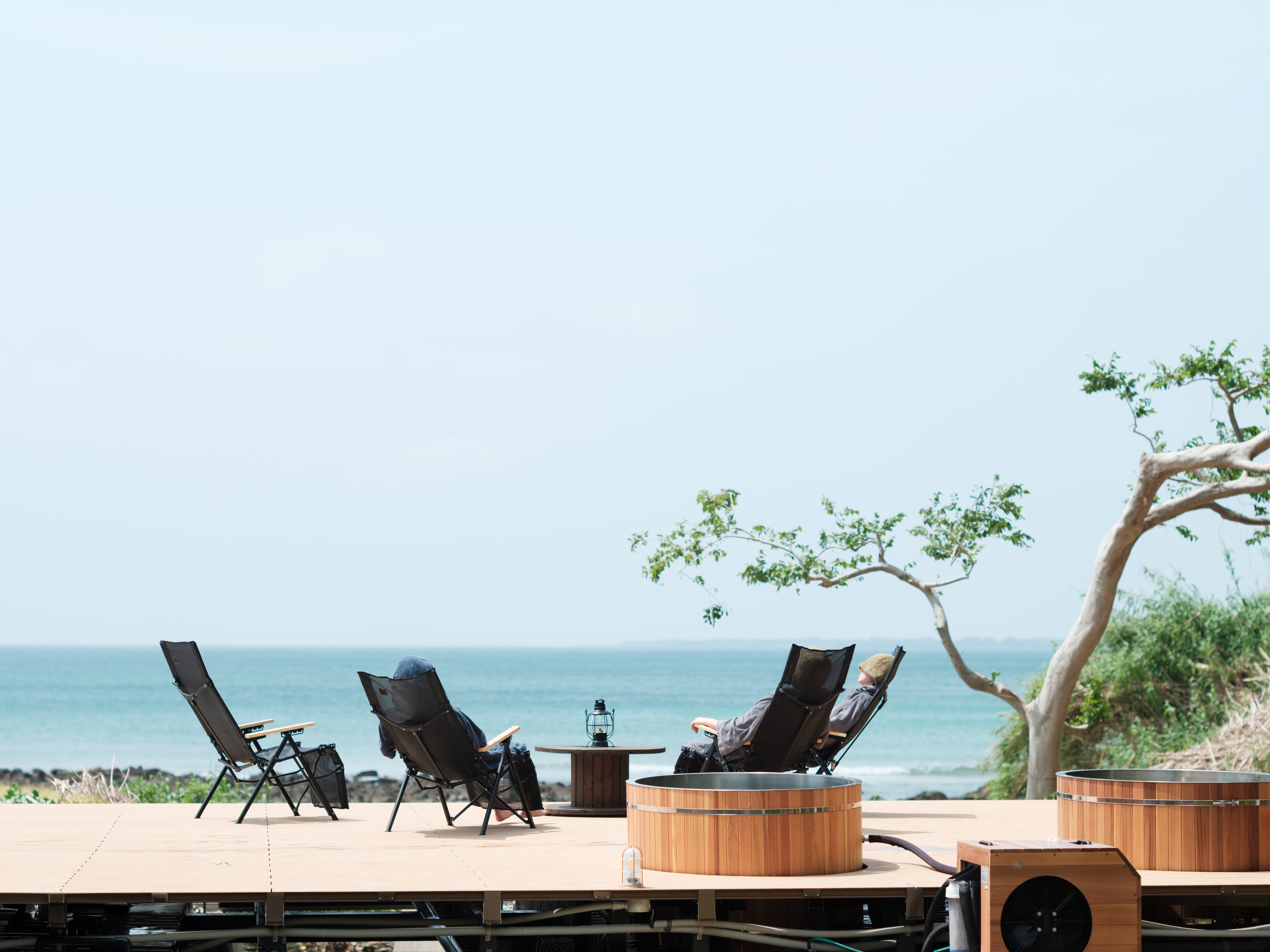 美しい海と空を一望しながら外気浴ができるウッドデッキが広がります。天