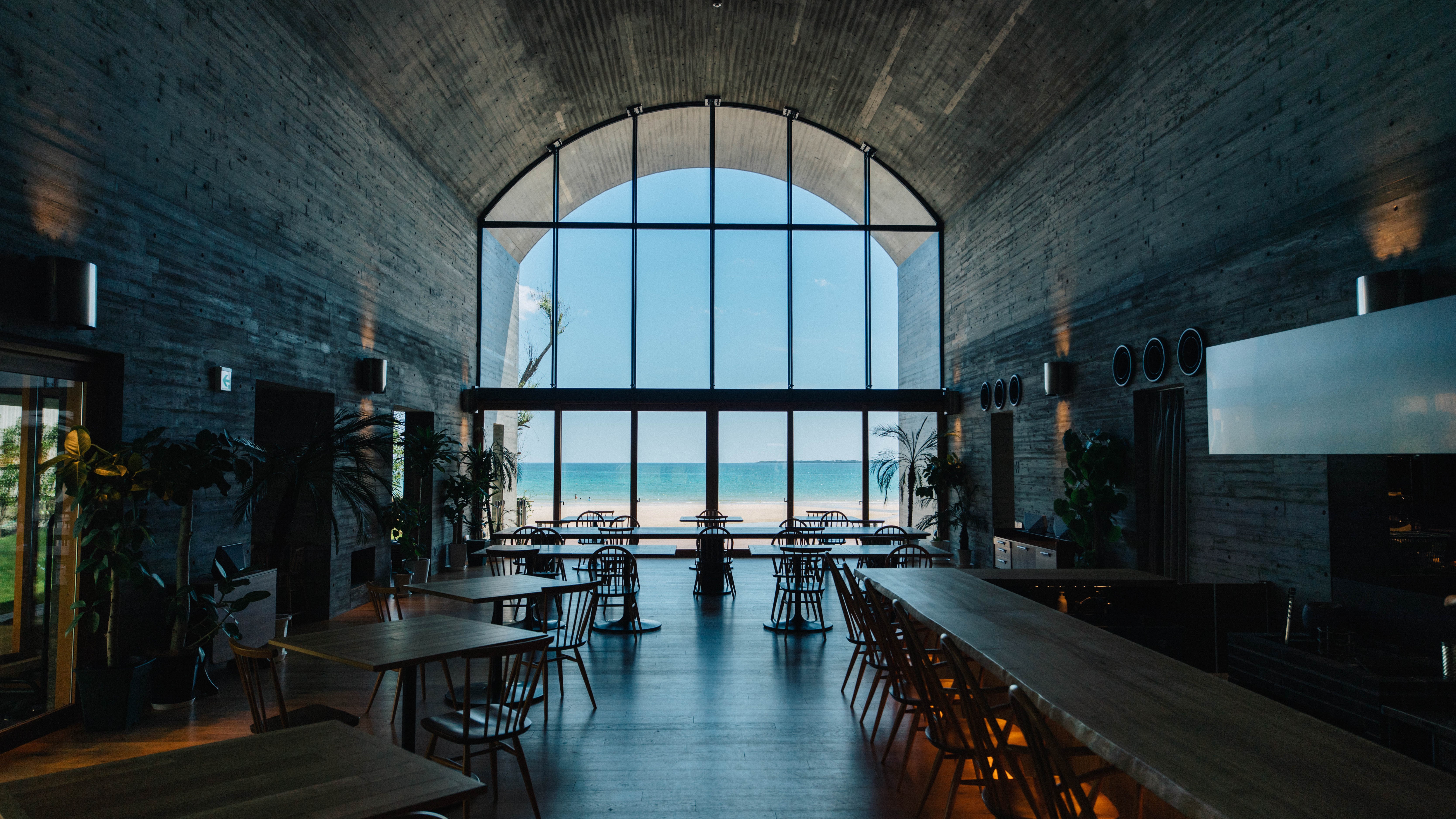 レストラン・レセプションが位置するセントラル棟からは、特徴的なアーチ窓越しに美しい海が広がります。