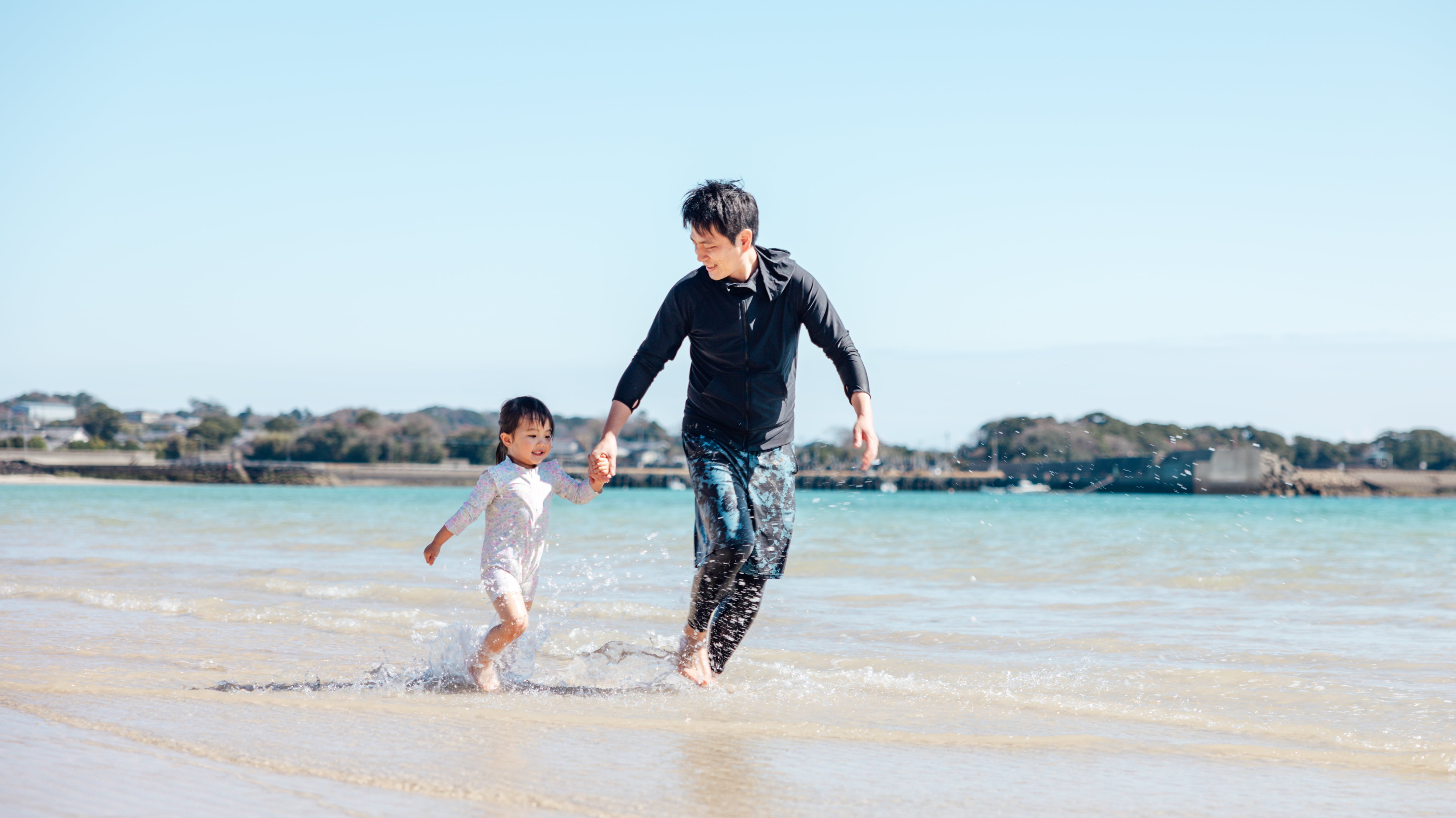 ホテルの目の前の遠浅の海では、お子様も安心して遊べます。