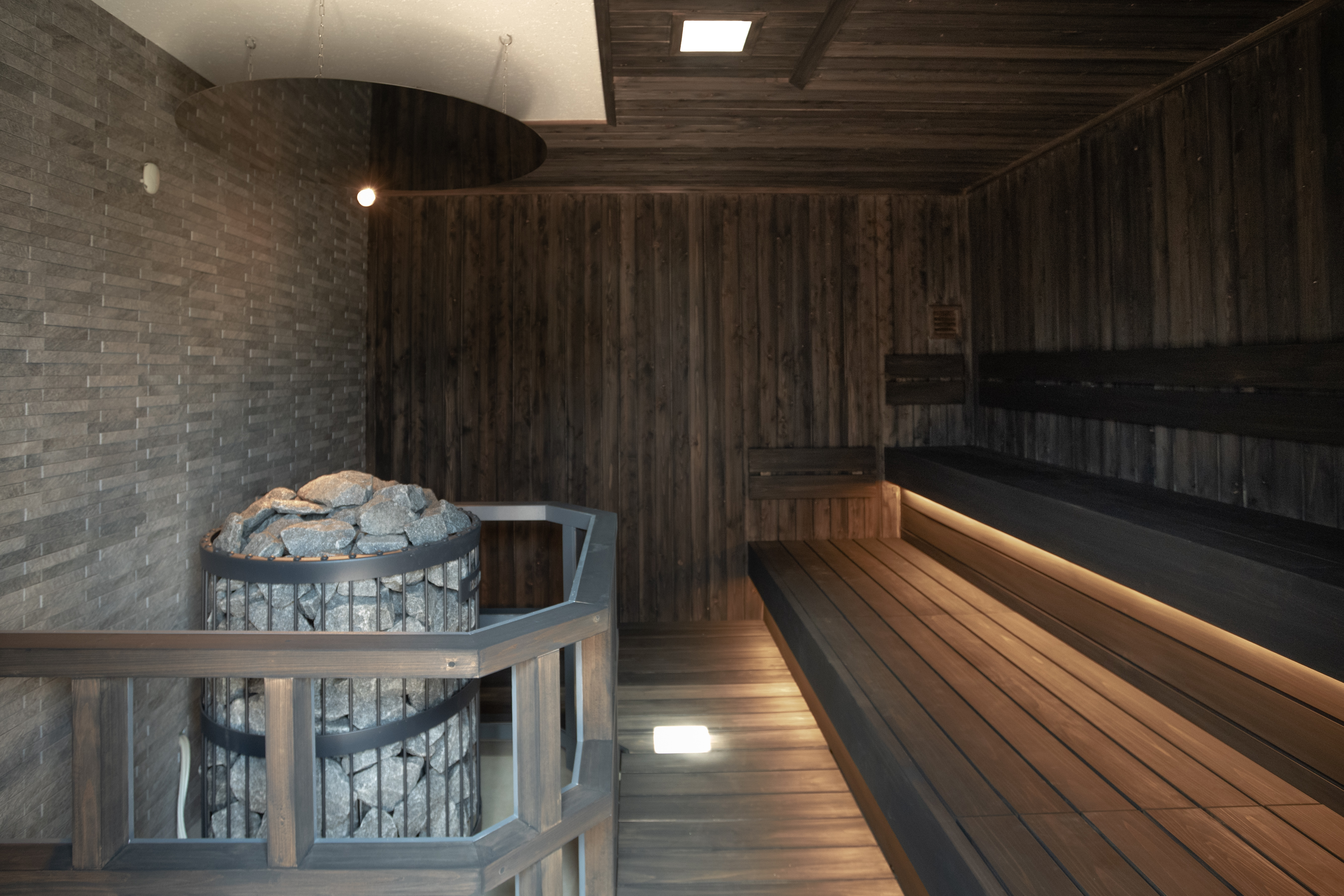 海の景色を際立たせる、あえて明るさを抑えたサウナ室内