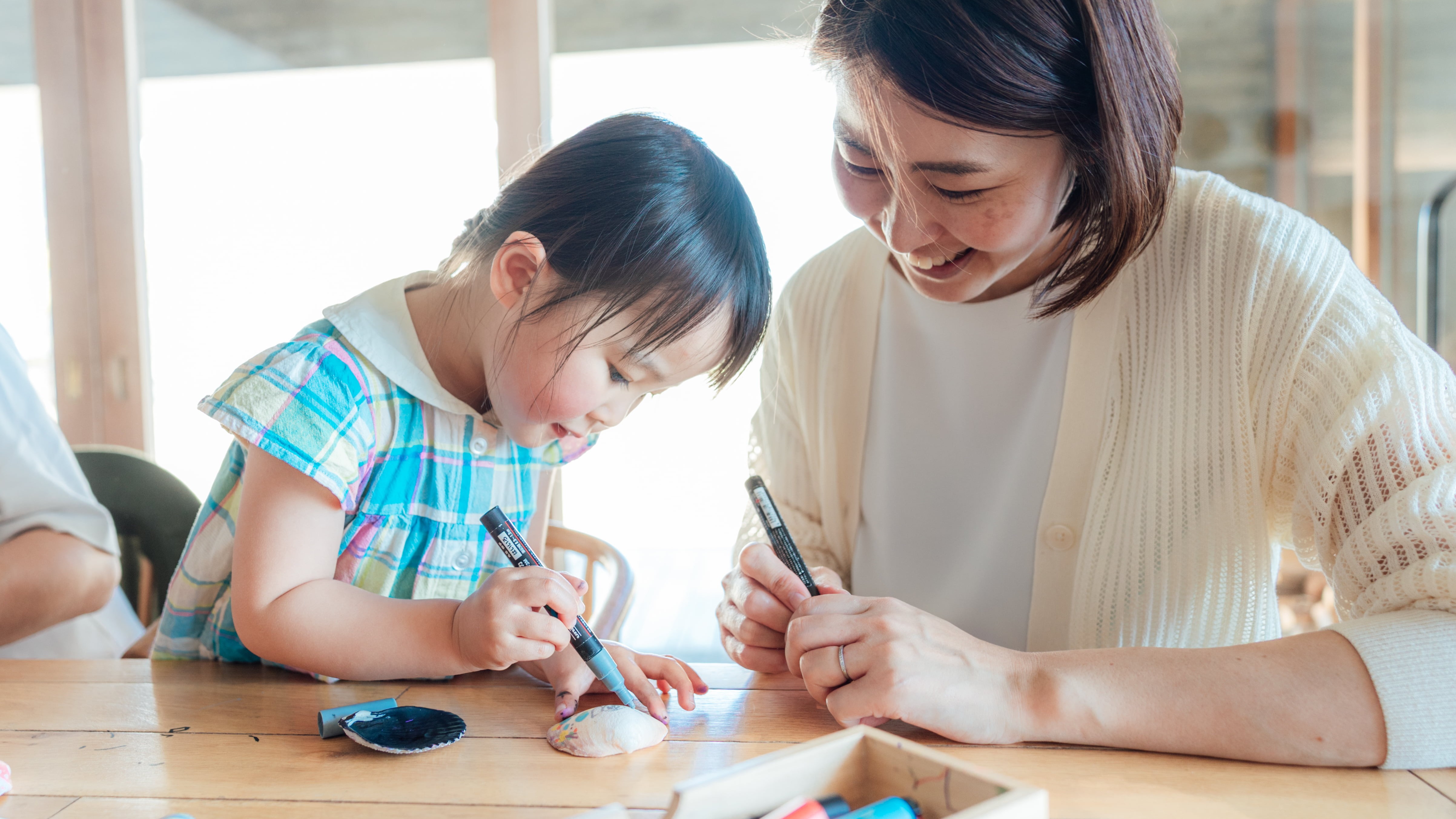 貝殻に絵をかいて、自分だけのキーチャームを作れます。