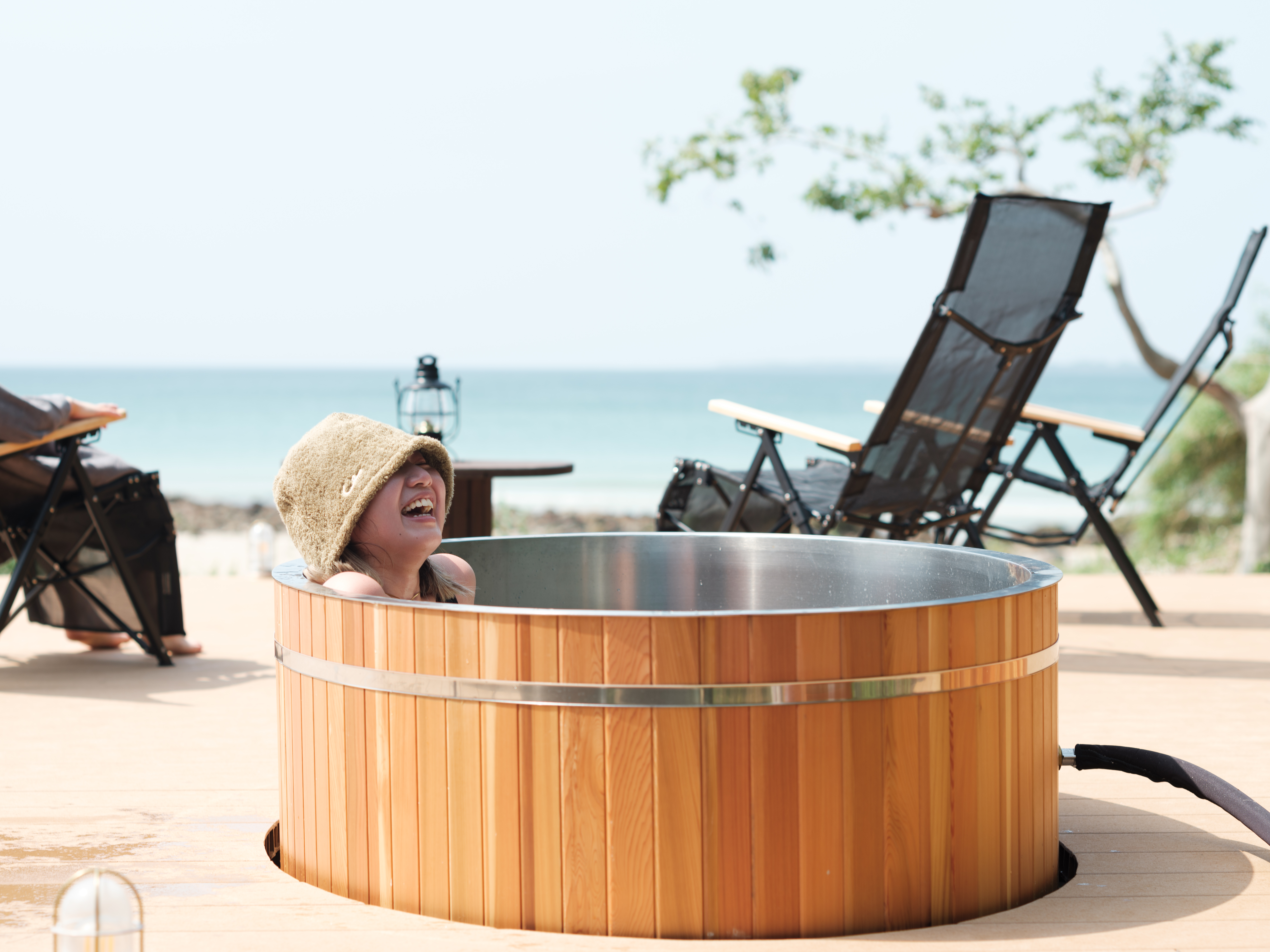 天然地下水の水風呂に加え、玄人好みの低温帯を保つチラー水風呂と、ぬるめの温風呂の3種類をご用意