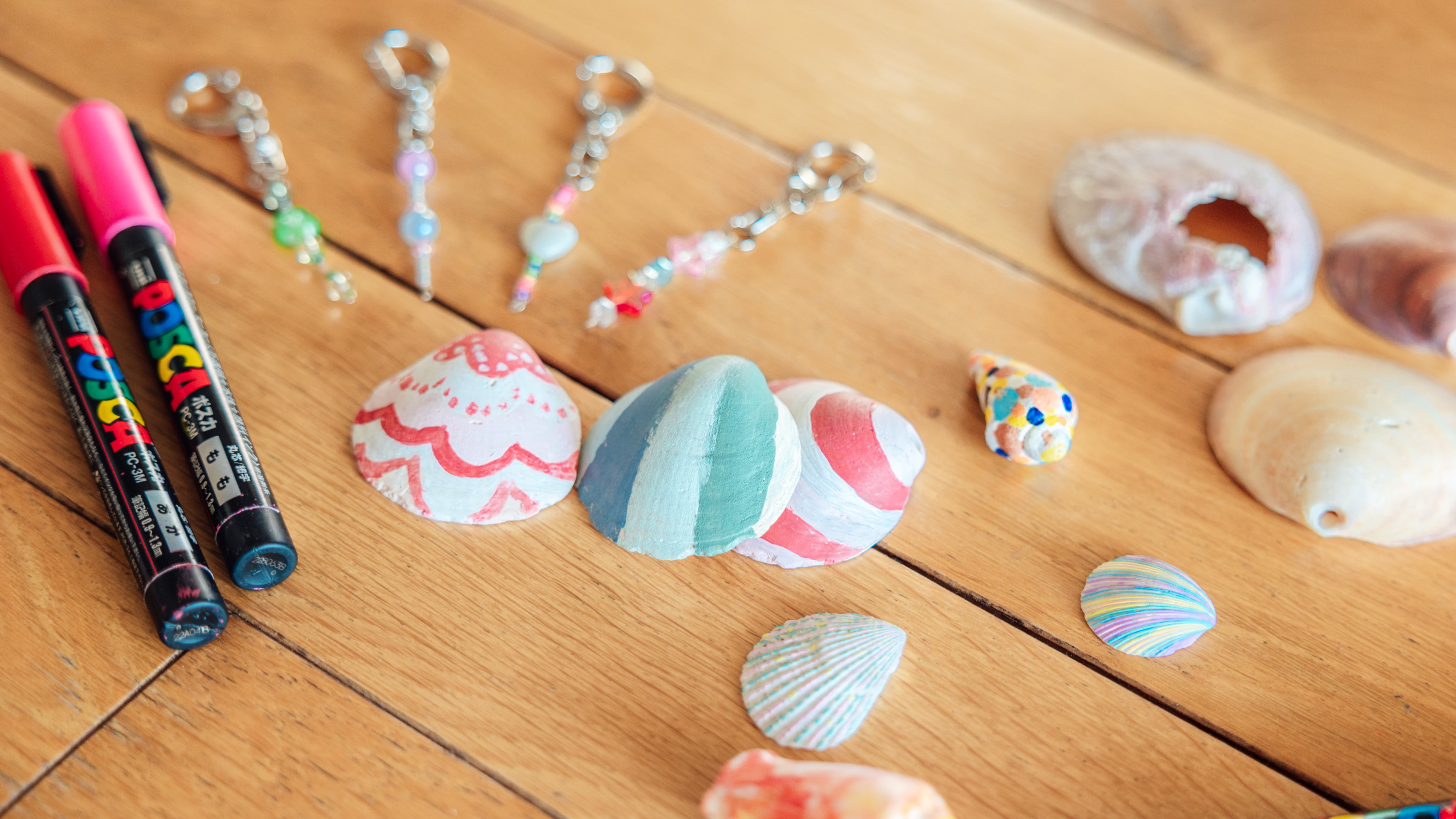 お気に入りの貝殻を見つけて、自分だけのキーチャームをつくる「うみいろキーチャーム体験」