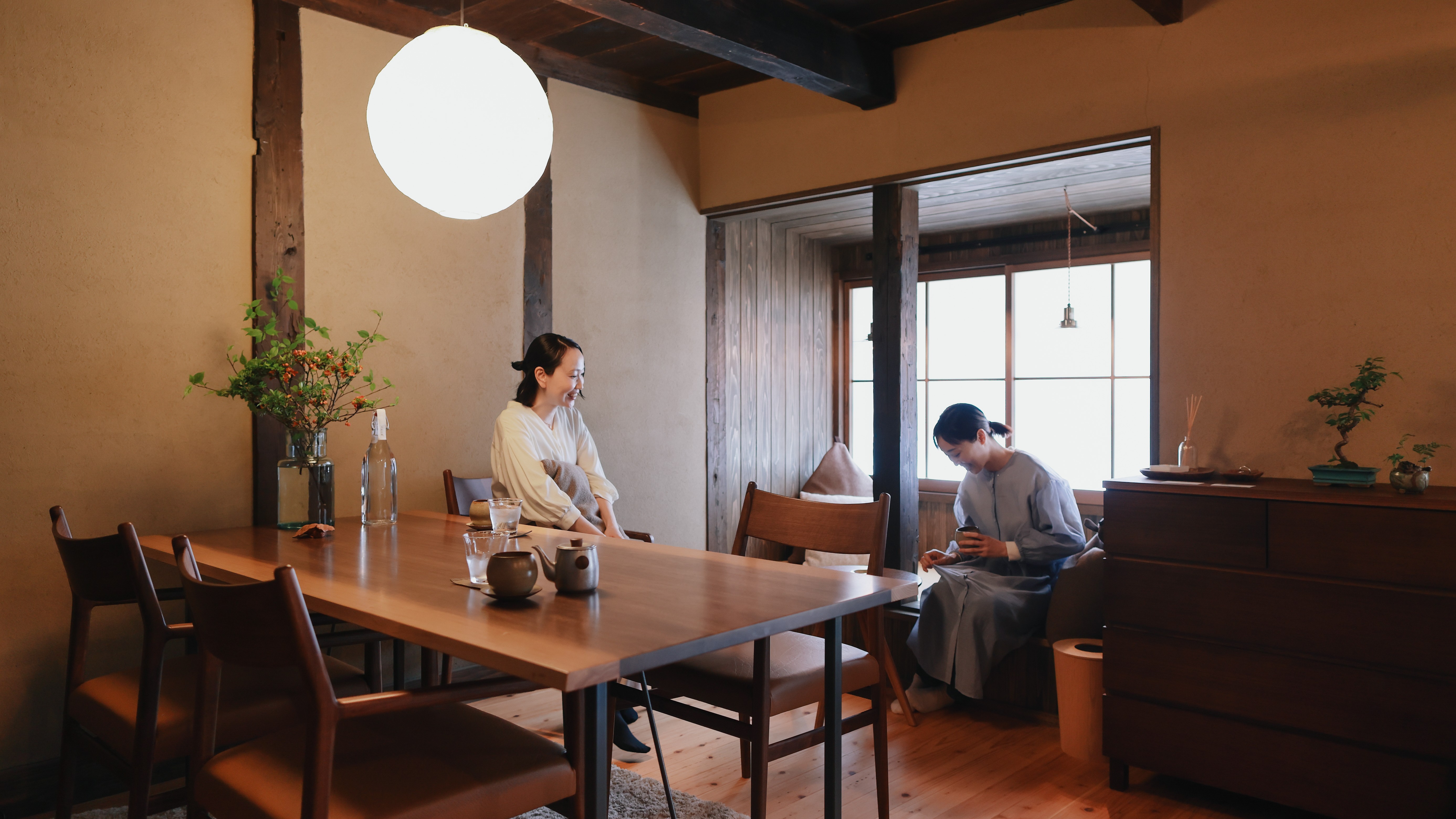 ◆ほたる (60.0㎡) ｜古民家を改修した一棟貸しのお部屋 【最大収容人数】　３名 ＋乳児・幼児の添い寝【寝室】 ２ベッドルーム　ベッド：97x200 (３台）＊移動可能＊【設備・アメニティ】　トイレ／浴槽／洗濯機／冷蔵庫／食器や調理器具完備／電子レンジ／充電器／Wi-Fi完備／各スペースや寝室にエアコン完備／香りを楽しむバスアメニティ「TAMANOHADA」／ヘアドライヤー／パジャマ／バスタオル／フェイスタオル／ボディスポンジ／カミソリ／歯ブラシ／日本茶ティーパック／コーヒーパック