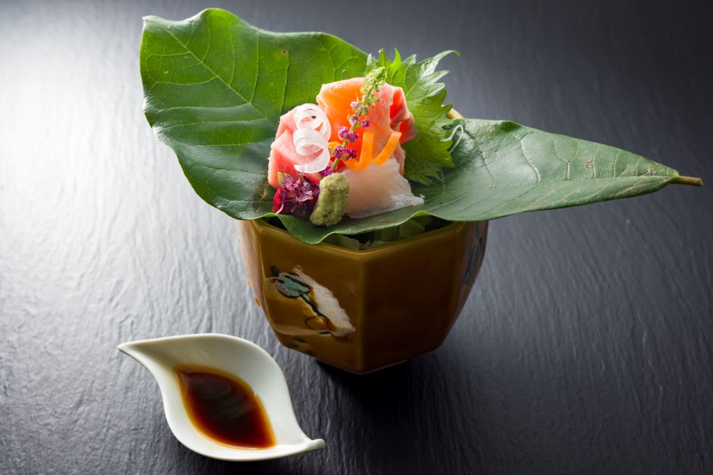 御食事は部屋まで配膳させていただきます