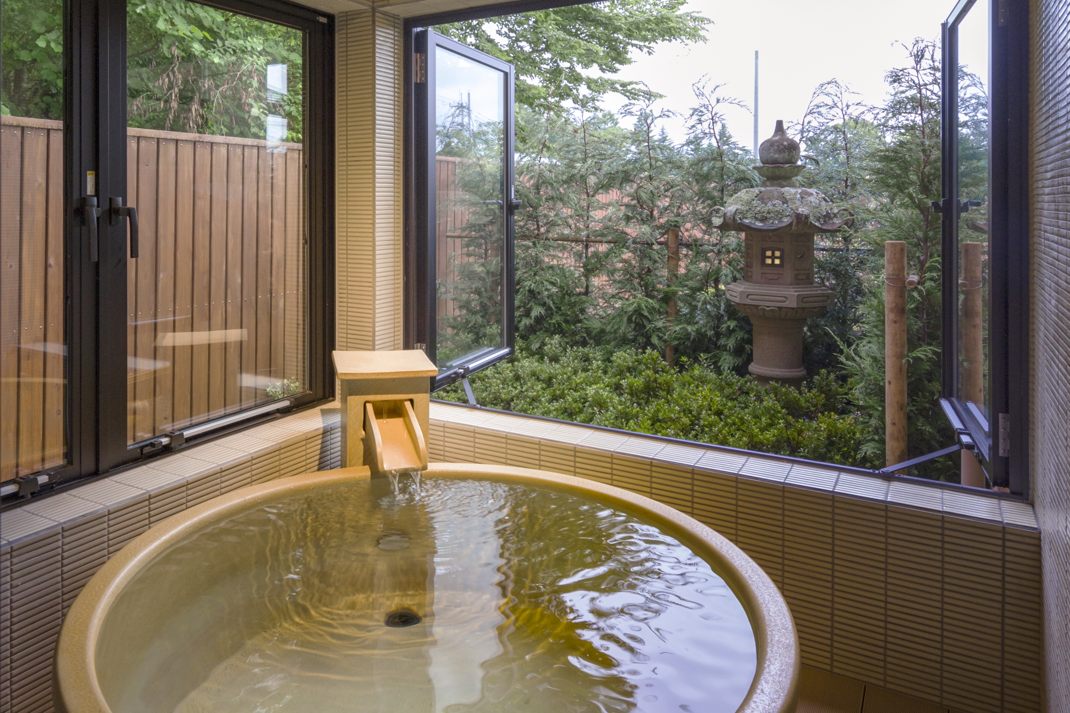雪富士・１Fの24時間ご利用いただけるプライベート温泉風呂