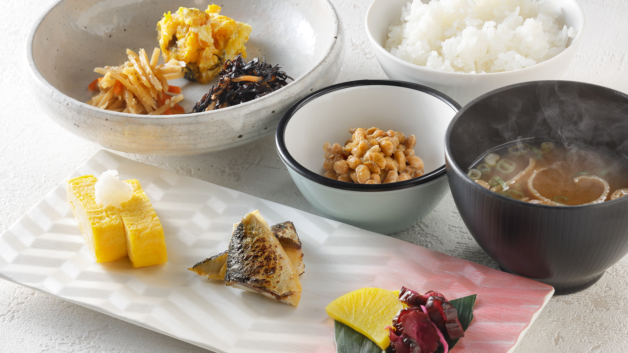 一日のスタートであるご朝食。洋朝食のメニューに、京都ならではのオリジナルメニューで1日に彩を。