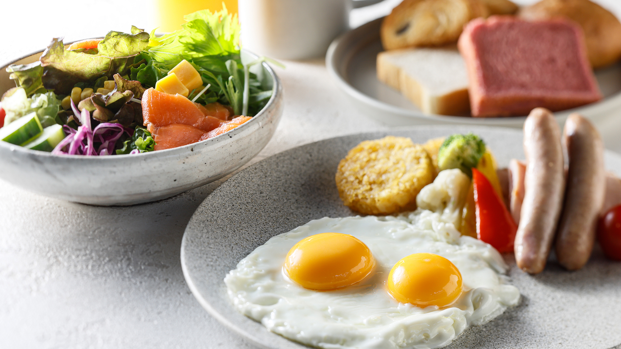 一日のスタートであるご朝食は、開放感があり、ゆったりしたレストラン「Together＆Co.」で。