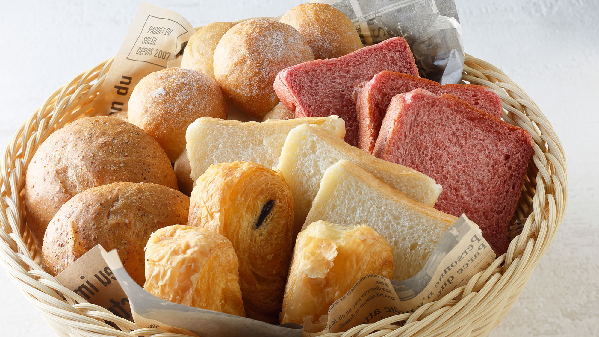 一日のスタートであるご朝食は、開放感があり、ゆったりしたレストラン「Together＆Co.」で。