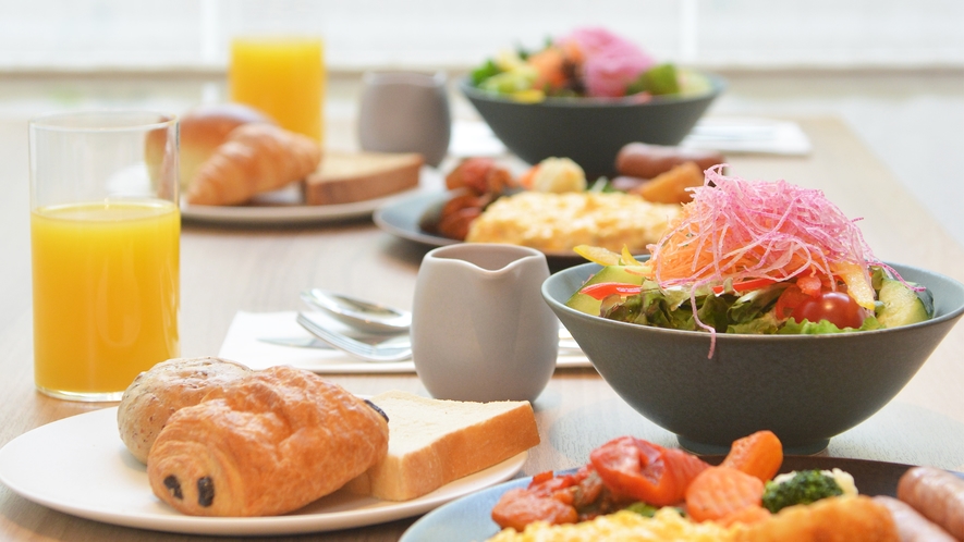 一日のスタートであるご朝食は、開放感があり、ゆったりしたレストラン「Together＆Co.」で。