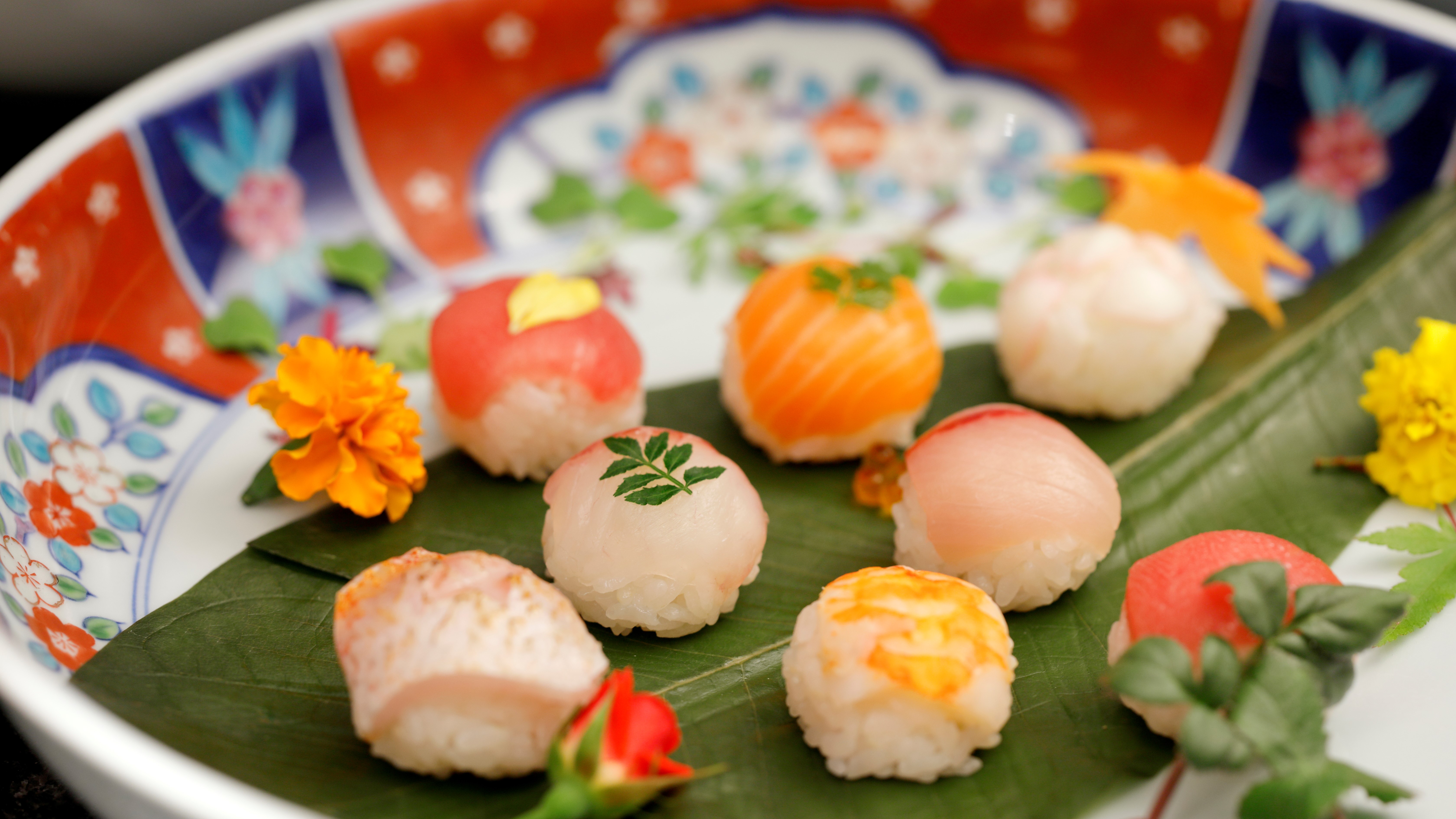 【朝食ブッフェ】寿司刺身ステーションにて、彩り華やかな「てまり鮨」をご用意しております。
