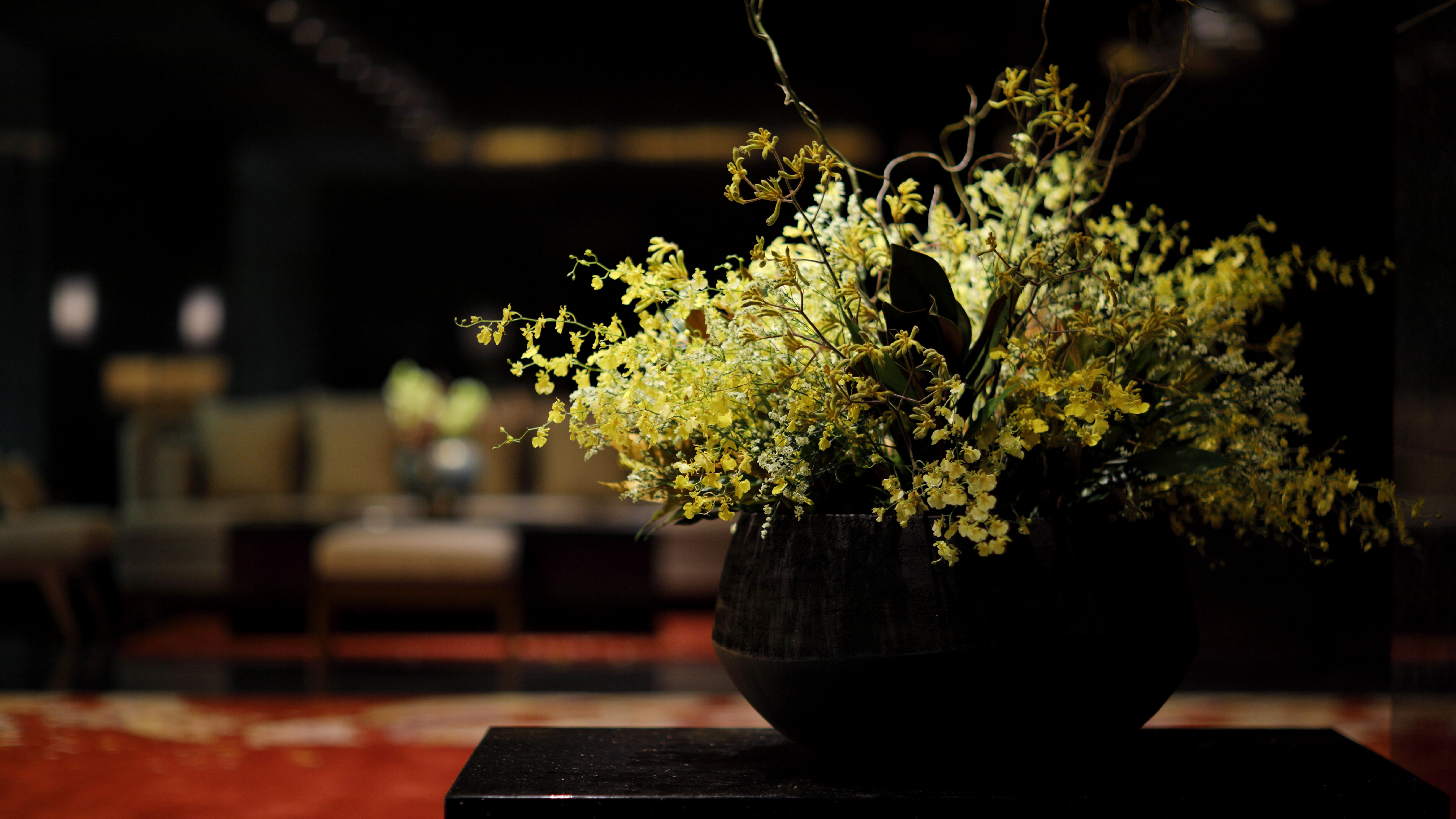 【レセプション】館内随所で見られるアート作品や季節を感じる装花が、皆さまのご滞在に華を添えます。