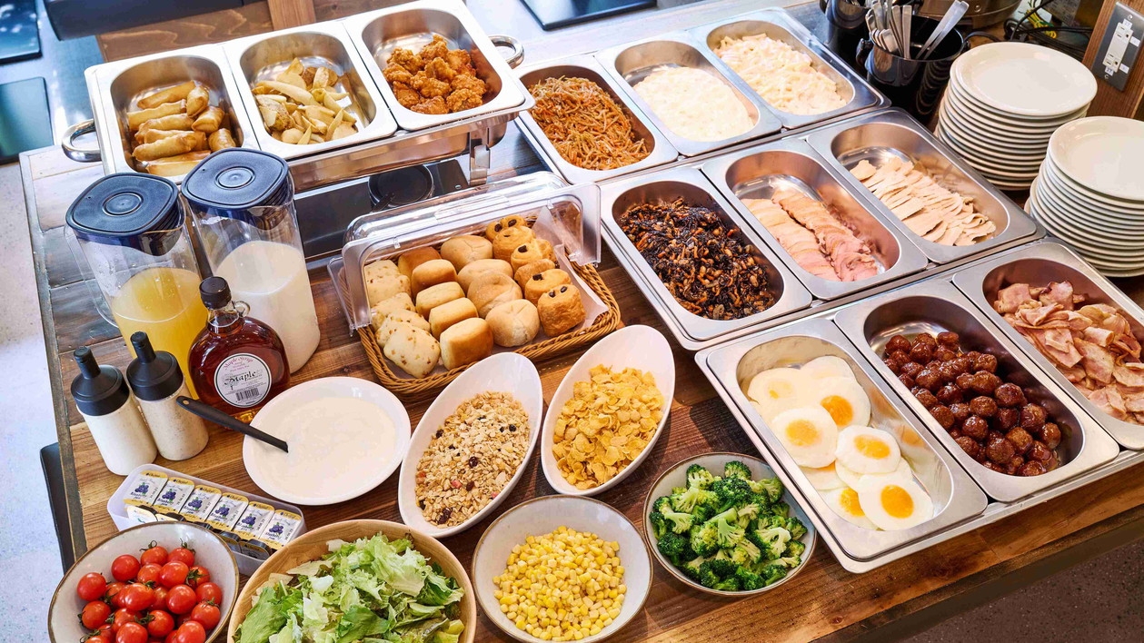 【朝食付き】お部屋はゆったり【13㎡】和・洋8種類のメインプレートから選べるハーフビュッフェスタイル