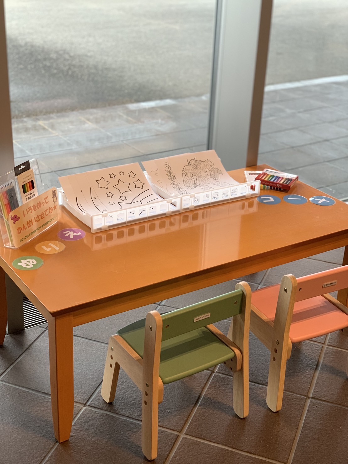 ■塗り絵コーナー1階ロビー