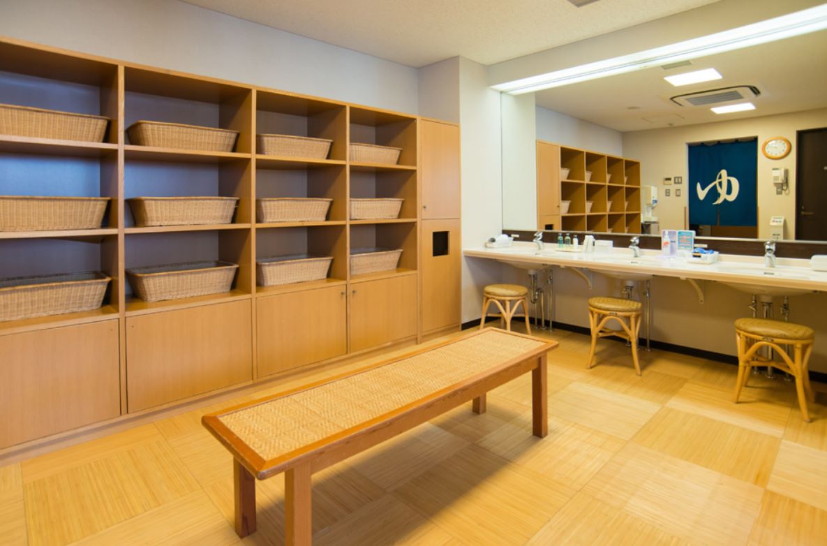 ■ホテル３階大浴場　脱衣場　男湯