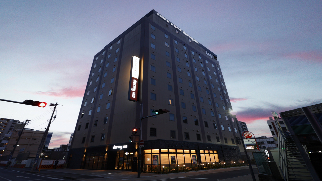 ■ホテル外観　（夜）