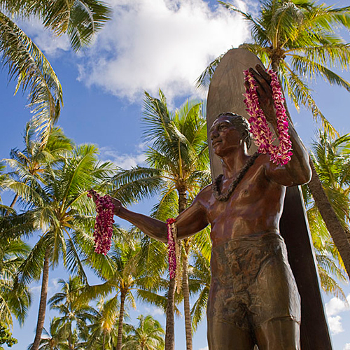 ワイキキビーチに建つデューク像