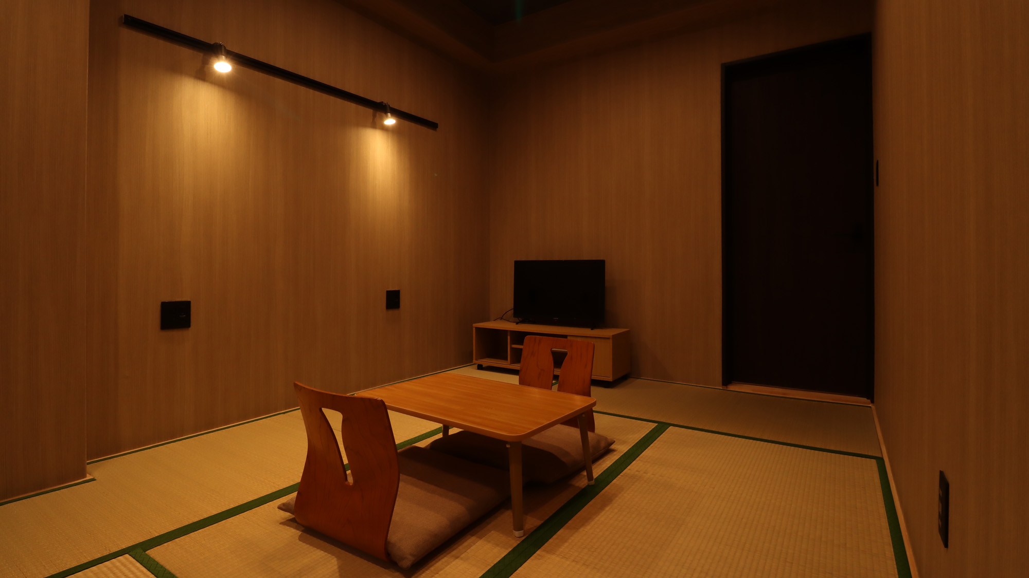 本館　リニューアル和室（間接照明の電源とUSBポートが枕元にあります）