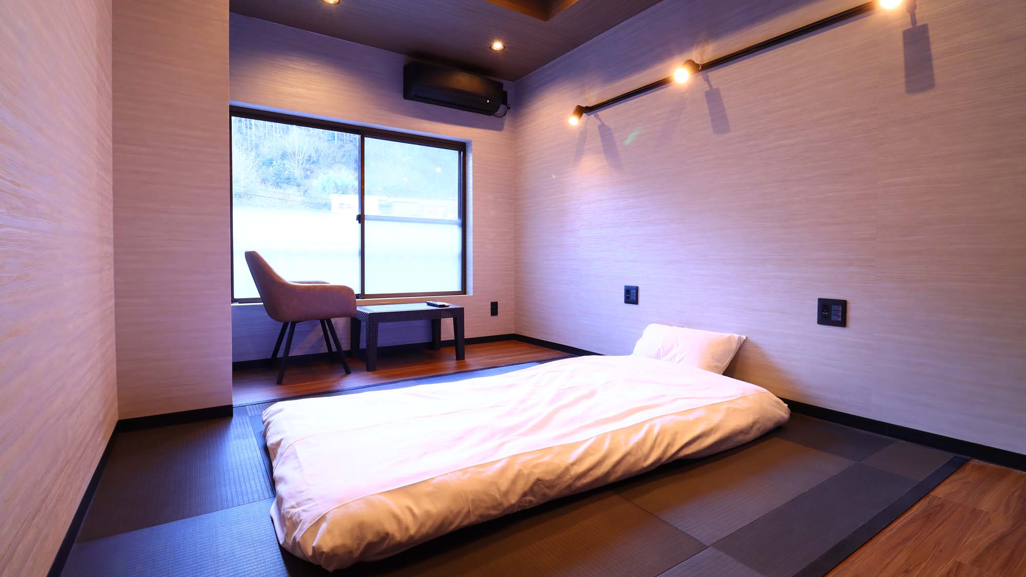 本館　モダン和室（ブラウンの畳がおしゃれなお部屋です）