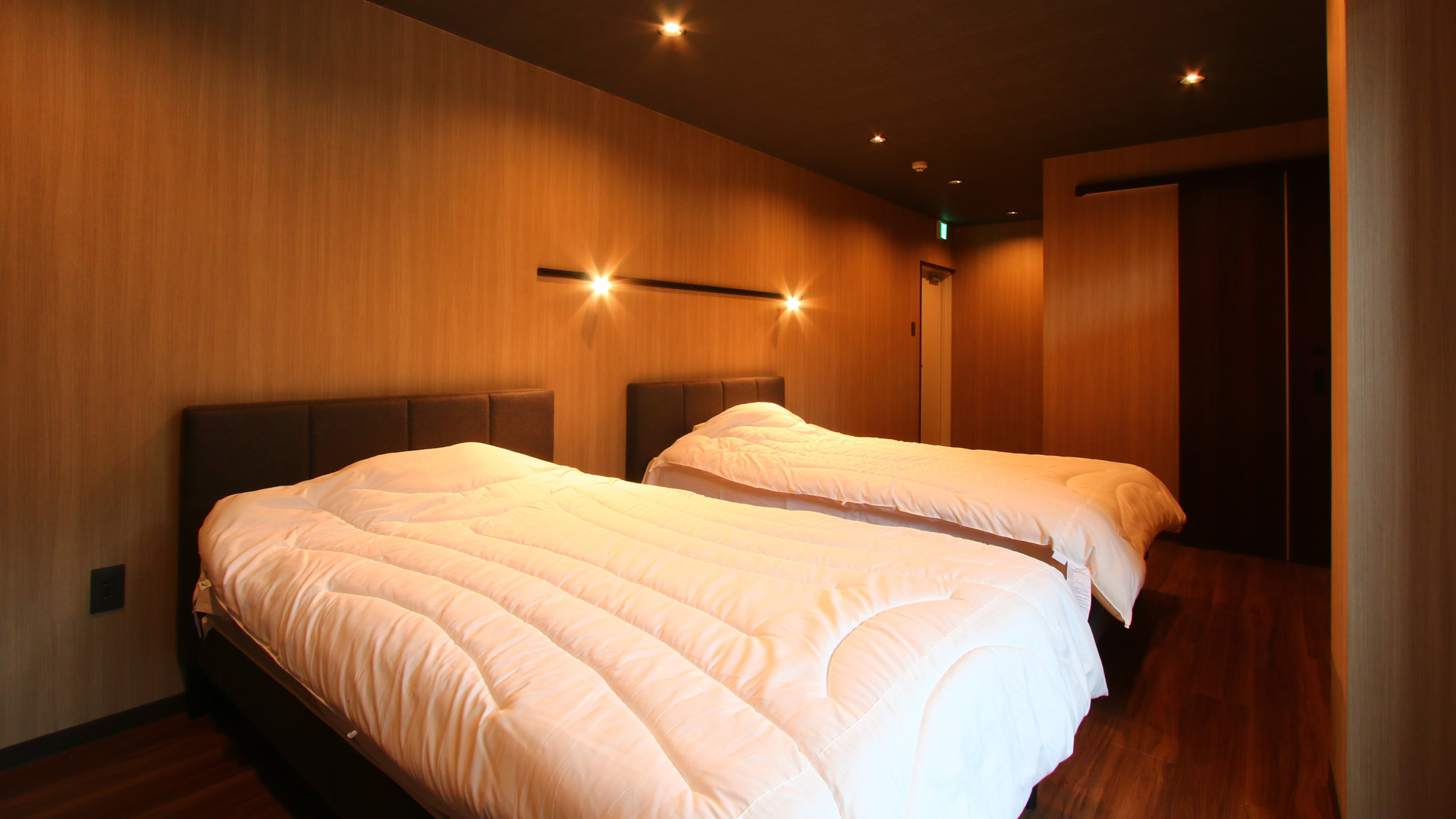 新館　ツイン（シモンズ製のベッドを設置しています。）