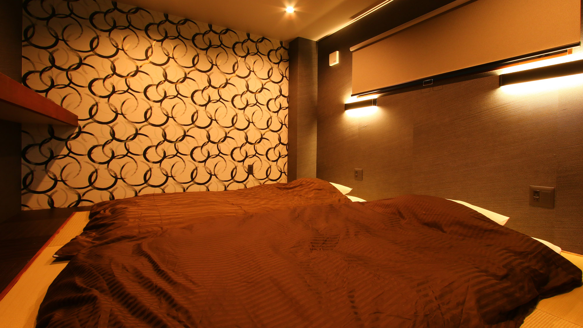 新館　特別室（夜は畳スペースに布団を敷いてお休み下さい）