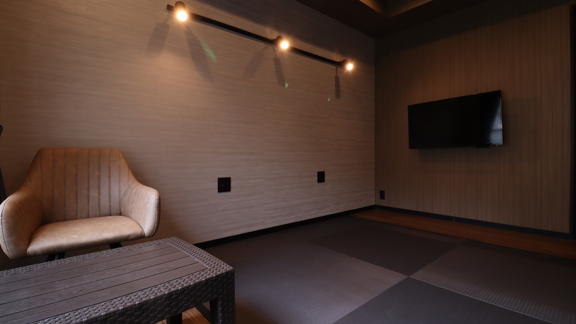 本館　モダン和室（間接照明の電源とUSBポートが枕元にあります）