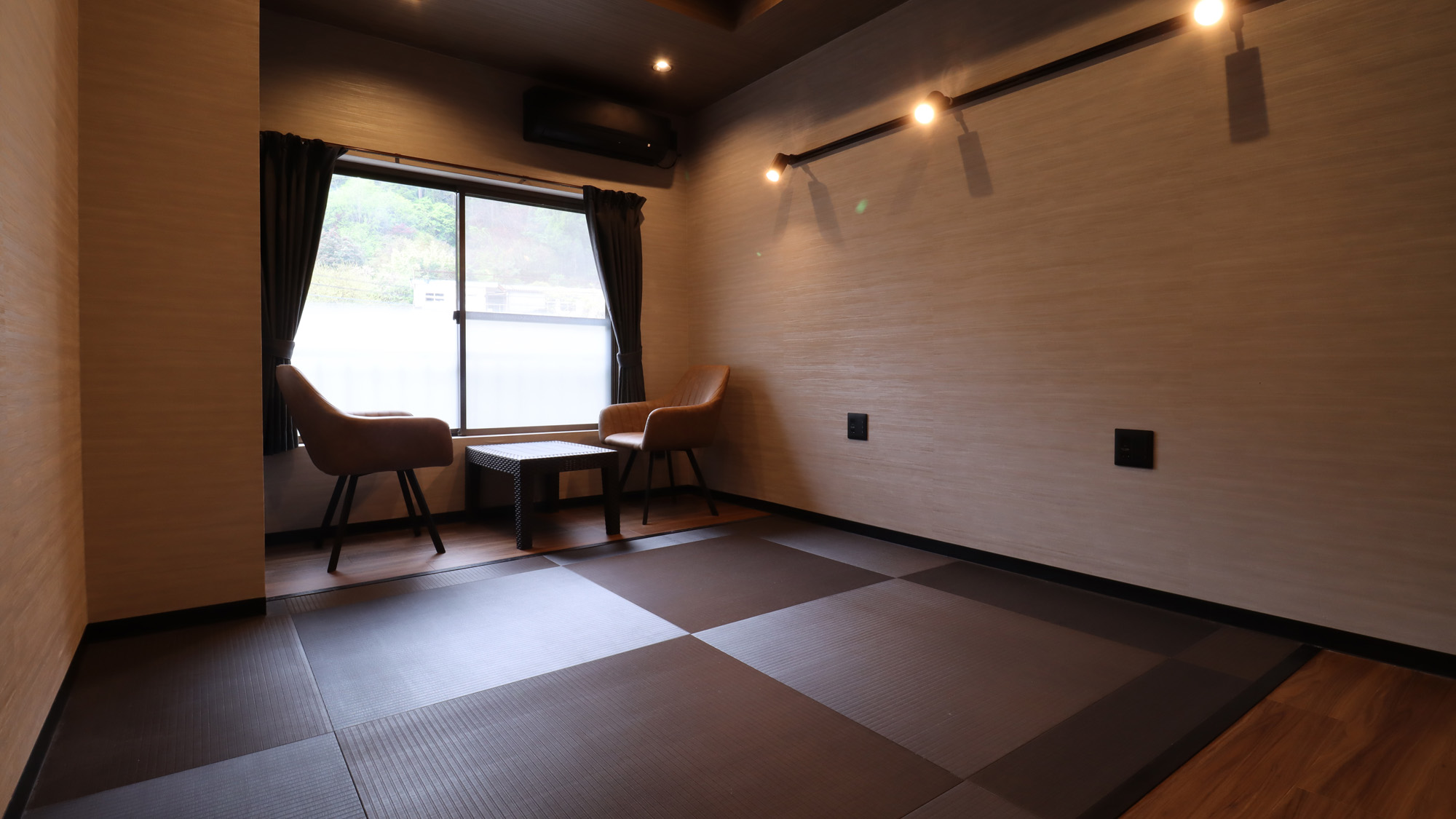 本館　モダン和室（畳の色がシックなブラウン）