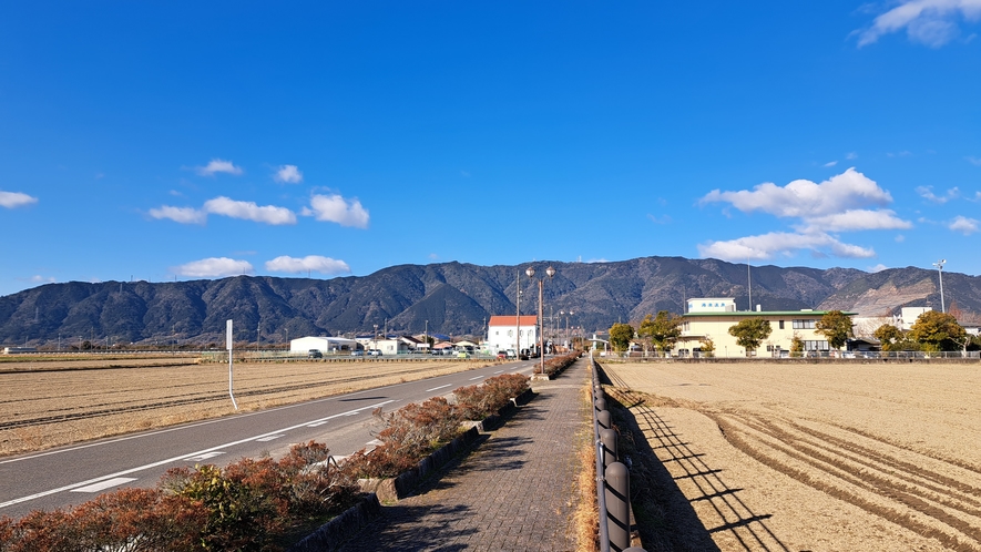 【外観】のどかな田園風景が広がる水郷地帯に佇む当館。のんびり癒しのひとときを。