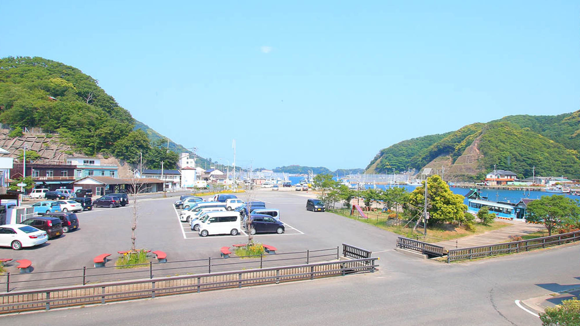 【客室からの眺め】のんびりとした港の風景をお楽しみいただけます