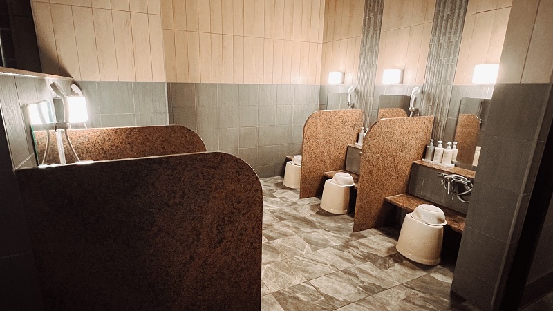 〈女湯〉浴室内　洗い場（2）