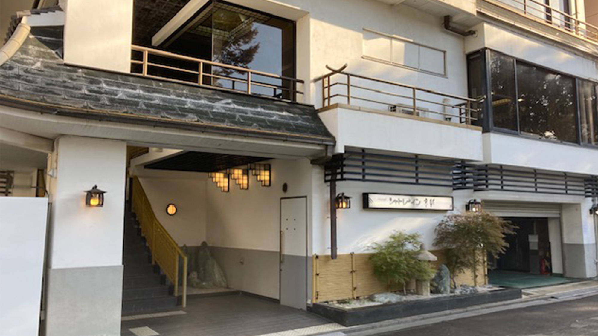 シャトレーイン京都へようこそ!京都らしさを感じさせる和風な佇まいです。