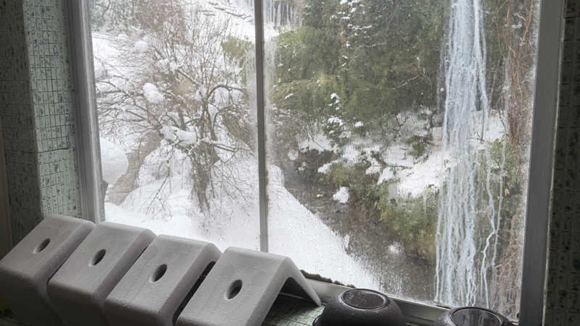 ・【川合田温泉 サウナ部】浴室の窓からは四季折々の景色をお楽しみいただけます