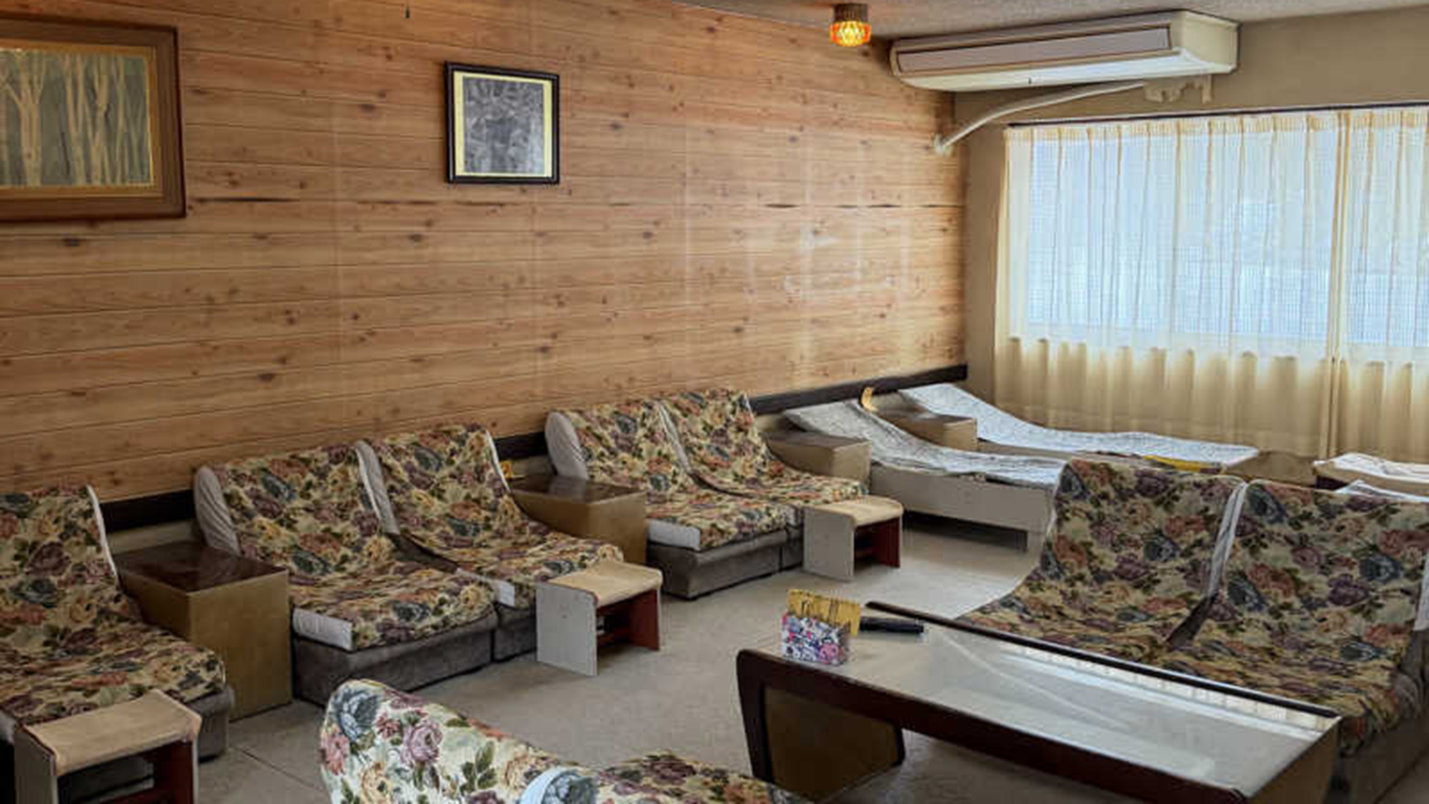 ・【川合田温泉 サウナ部】サウナ後は休憩室のソファでおくつろぎください