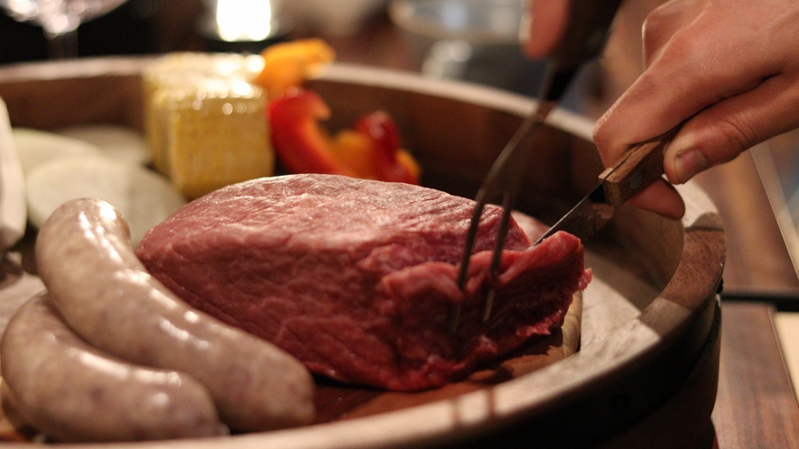 【夕食】赤身と脂身がバランスよく、食べやすい国産のお肉です。※写真はイメージです。